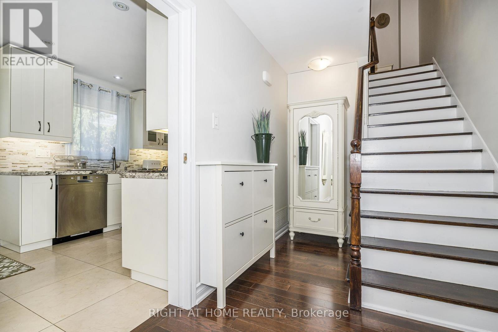 56 Penwick Crescent, Richmond Hill, Ontario  L4C 5B4 - Photo 8 - N13553734