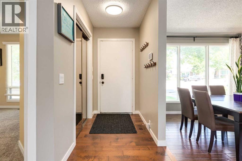 32 Berkley Place Nw, Calgary, Alberta  T3K 1A7 - Photo 2 - A2328890