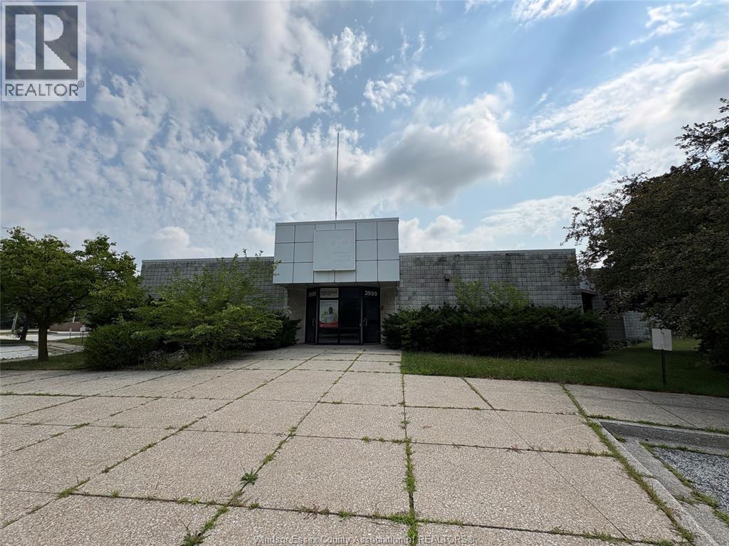 MLS# 26017628: 3909 GRAND MARAIS ROAD East, Windsor, Canada