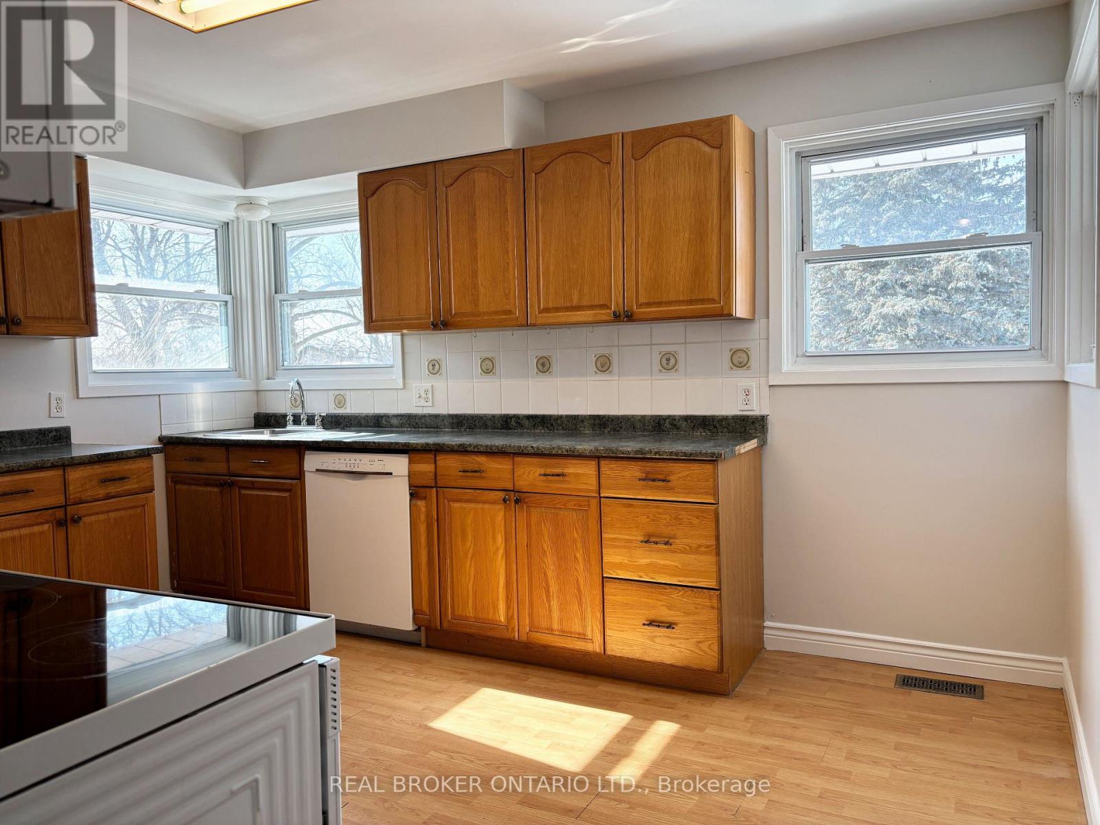 Main Fl - 327 Dover Street, Oshawa, Ontario L1G 6G7 - Photo 3 - E13590170