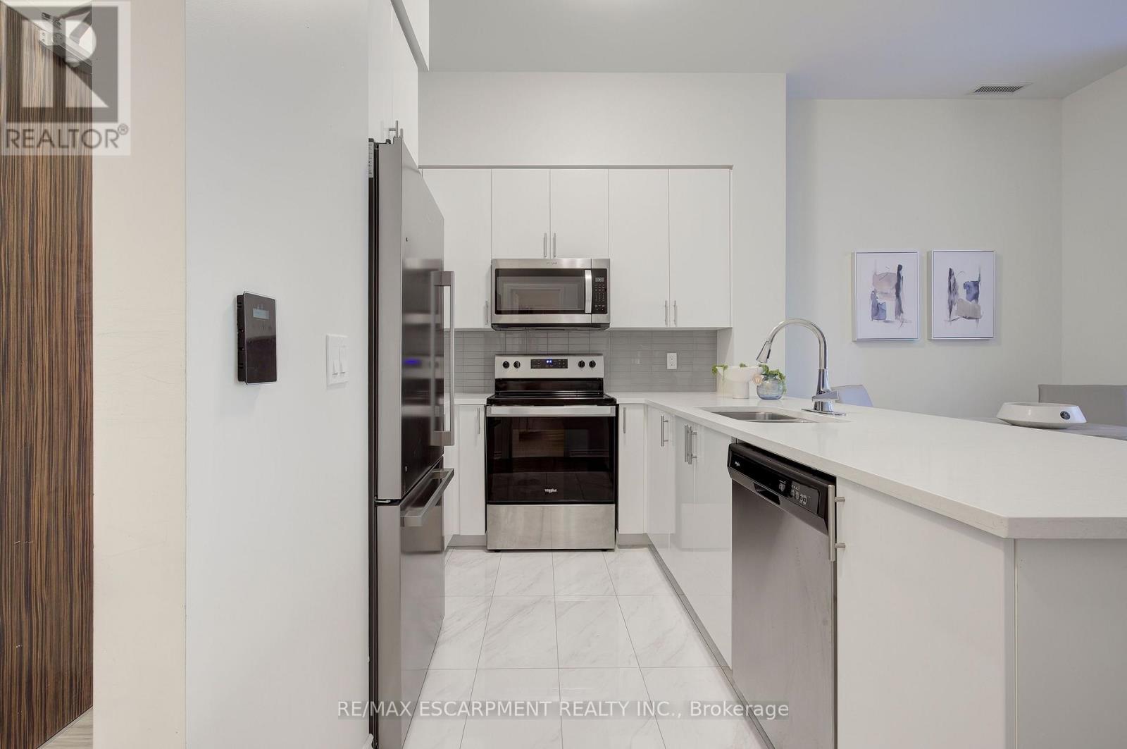 107 - 349 Rathburn Road W, Mississauga, Ontario  L5B 0G9 - Photo 4 - W13590018