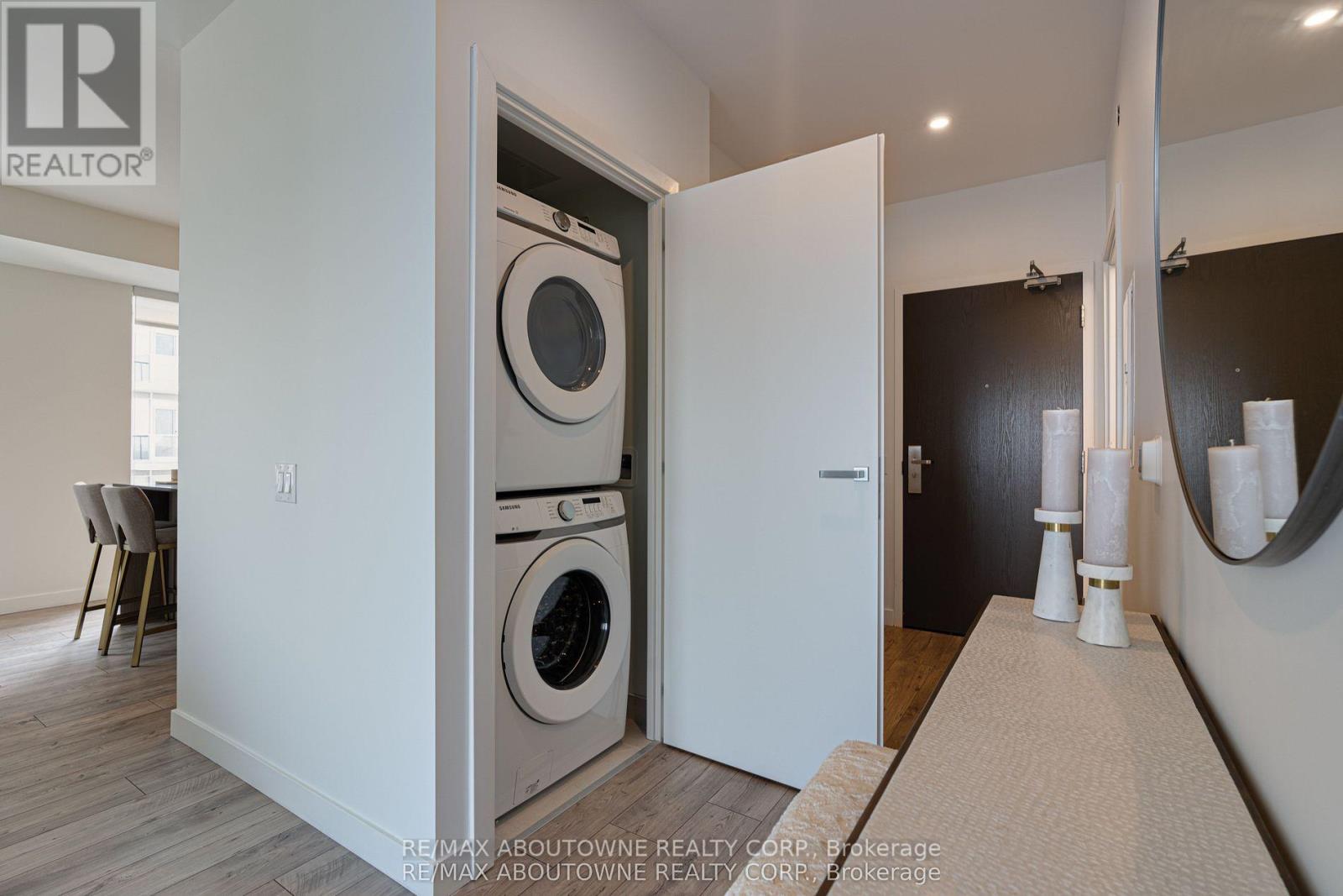 A01208 - 125 Bronte Road, Oakville, Ontario  L6L 3C1 - Photo 4 - W13590204