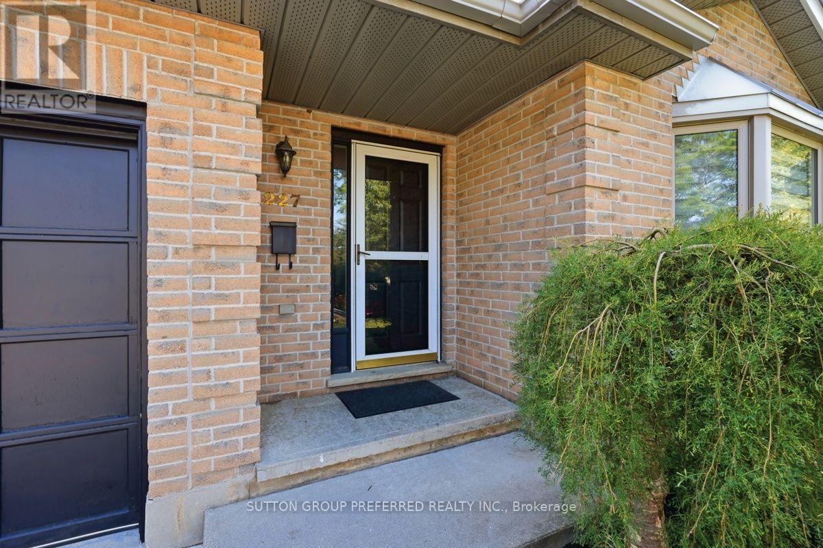 227 Edmunds Place, London South, Ontario  N5Z 4V9 - Photo 4 - X12992422
