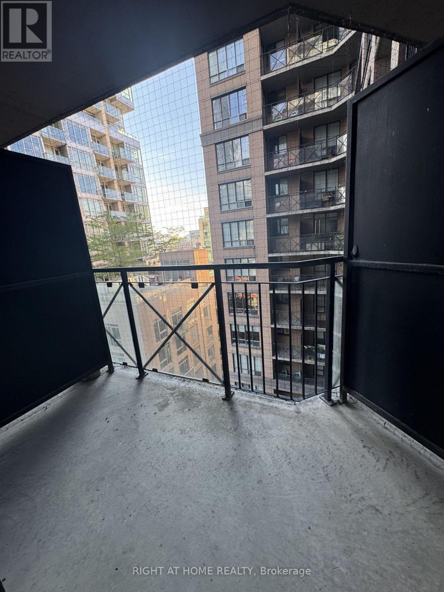 1221 - 140 Simcoe Street, Toronto, Ontario  M5H 4E9 - Photo 10 - C13590316
