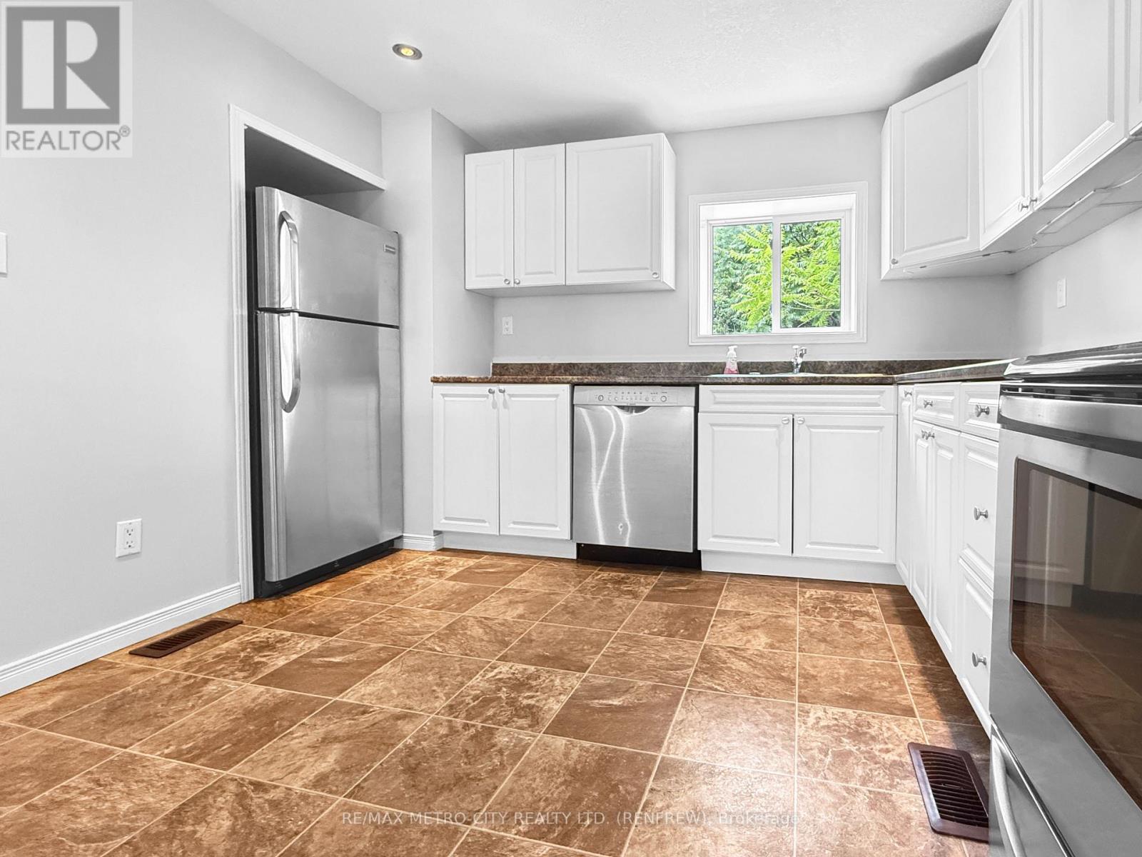 143 Bonnechere Street S, Renfrew, Ontario  K7V 1Z6 - Photo 4 - X13590474