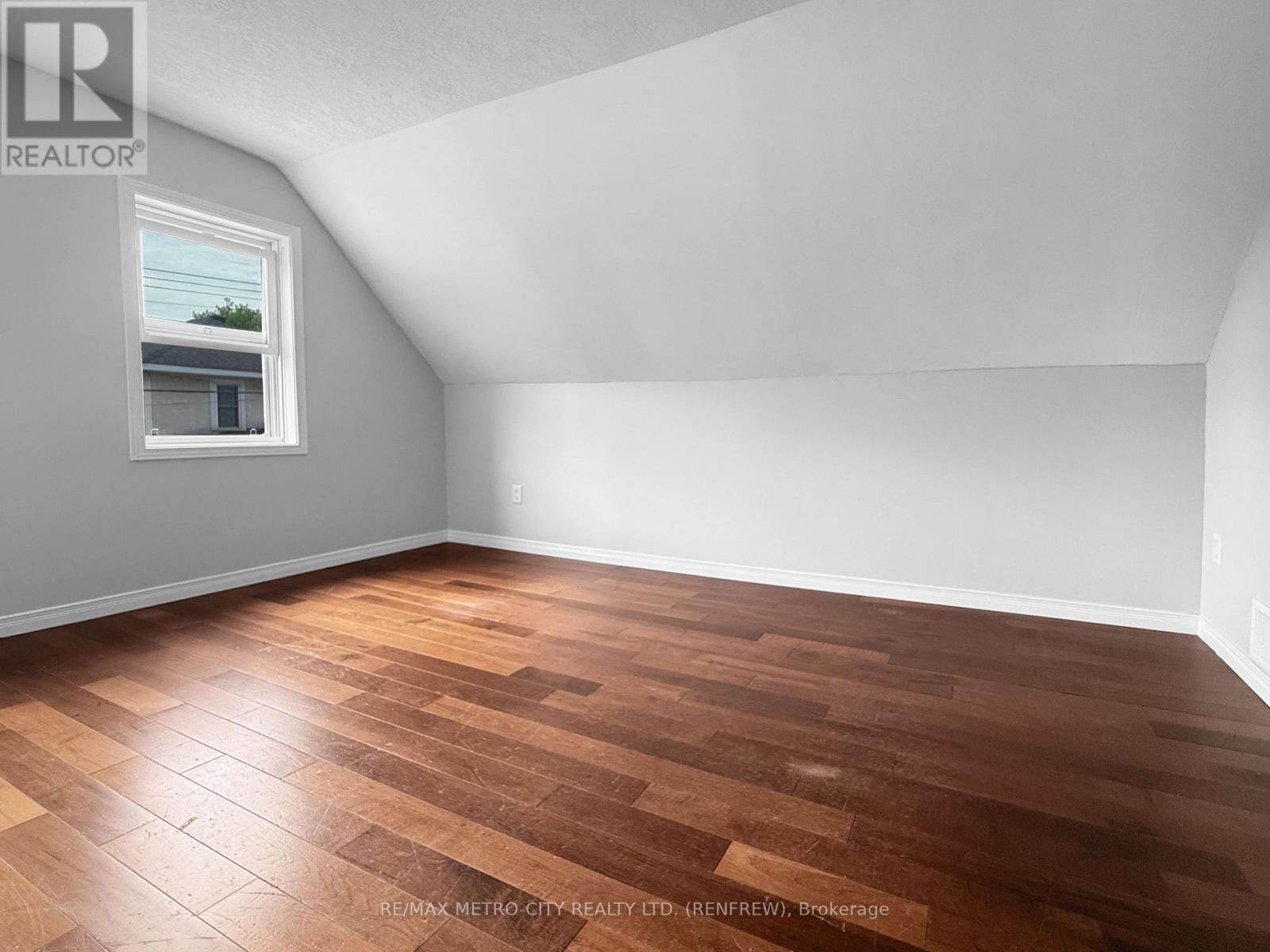 143 Bonnechere Street S, Renfrew, Ontario  K7V 1Z6 - Photo 8 - X13590474