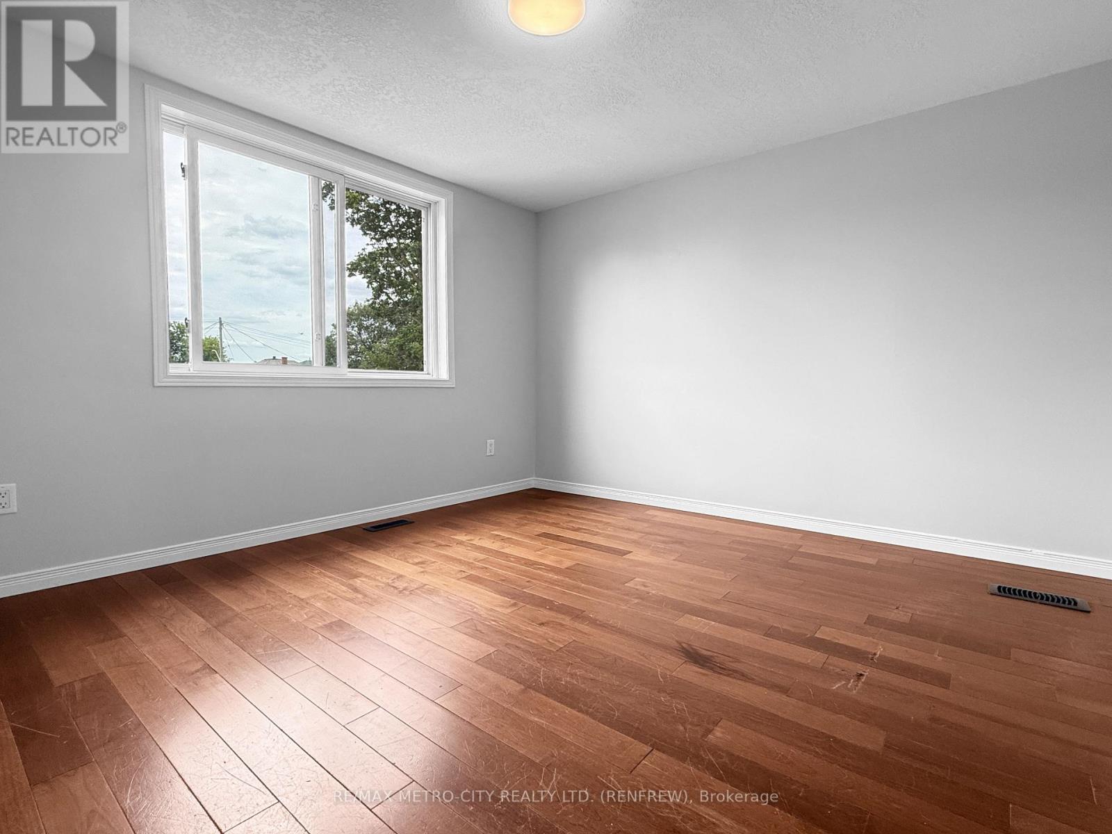 143 Bonnechere Street S, Renfrew, Ontario  K7V 1Z6 - Photo 9 - X13590474