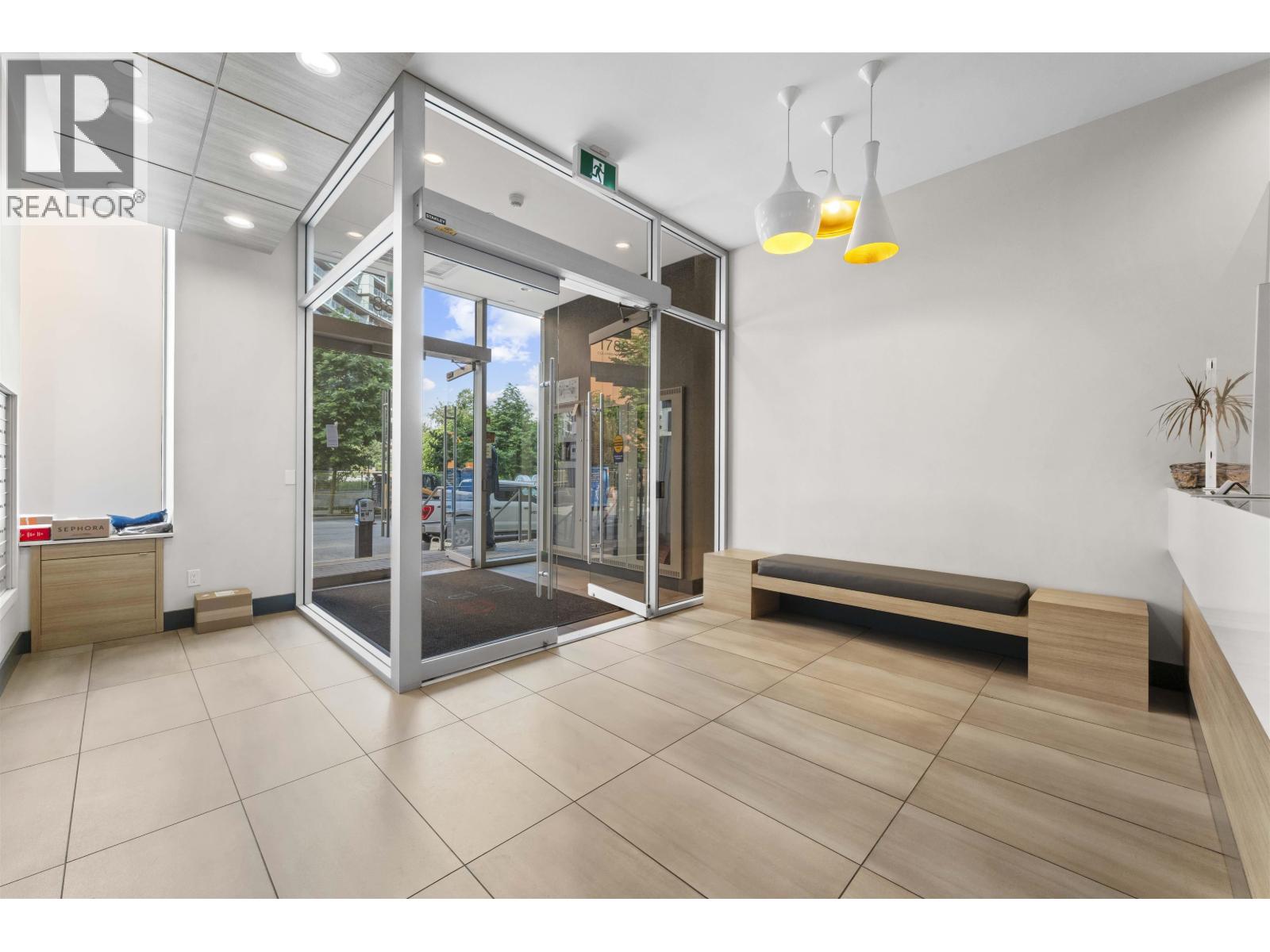 210 1788 Columbia Street, Burnaby, British Columbia  V5Y 0L7 - Photo 2 - R3146616