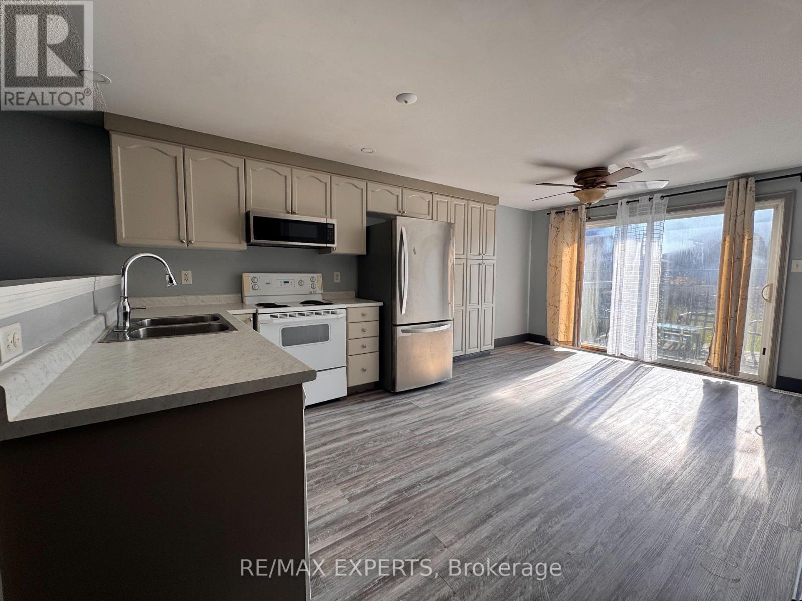 Upper - 4 Ambler Bay, Barrie, Ontario  L4M 7A4 - Photo 13 - S13492770