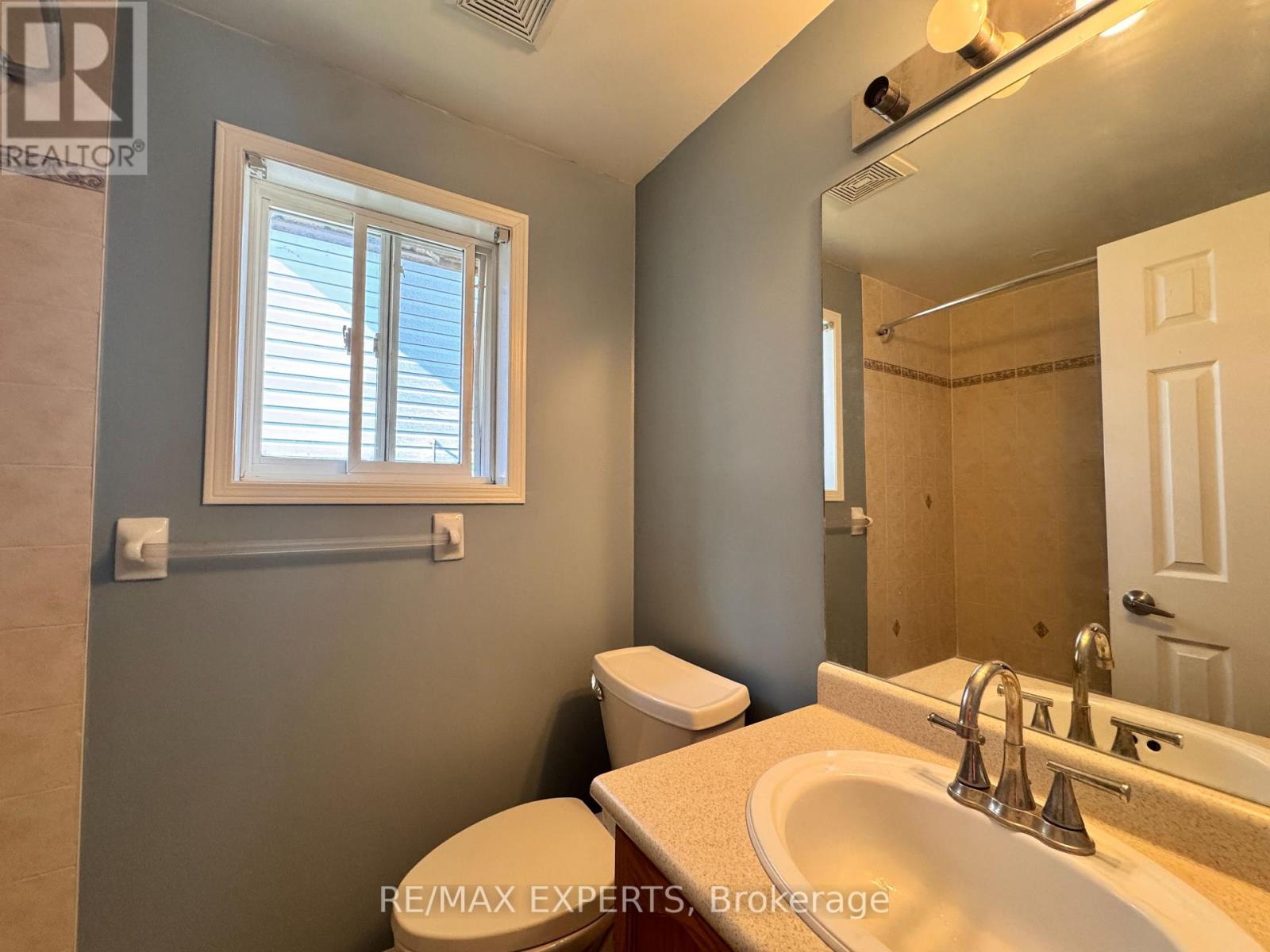 Upper - 4 Ambler Bay, Barrie, Ontario  L4M 7A4 - Photo 17 - S13492770