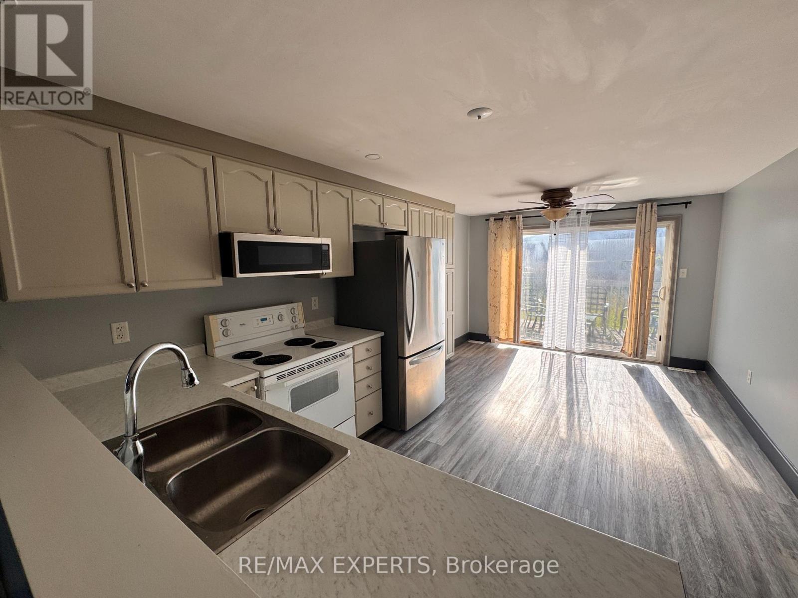 Upper - 4 Ambler Bay, Barrie, Ontario  L4M 7A4 - Photo 10 - S13492770