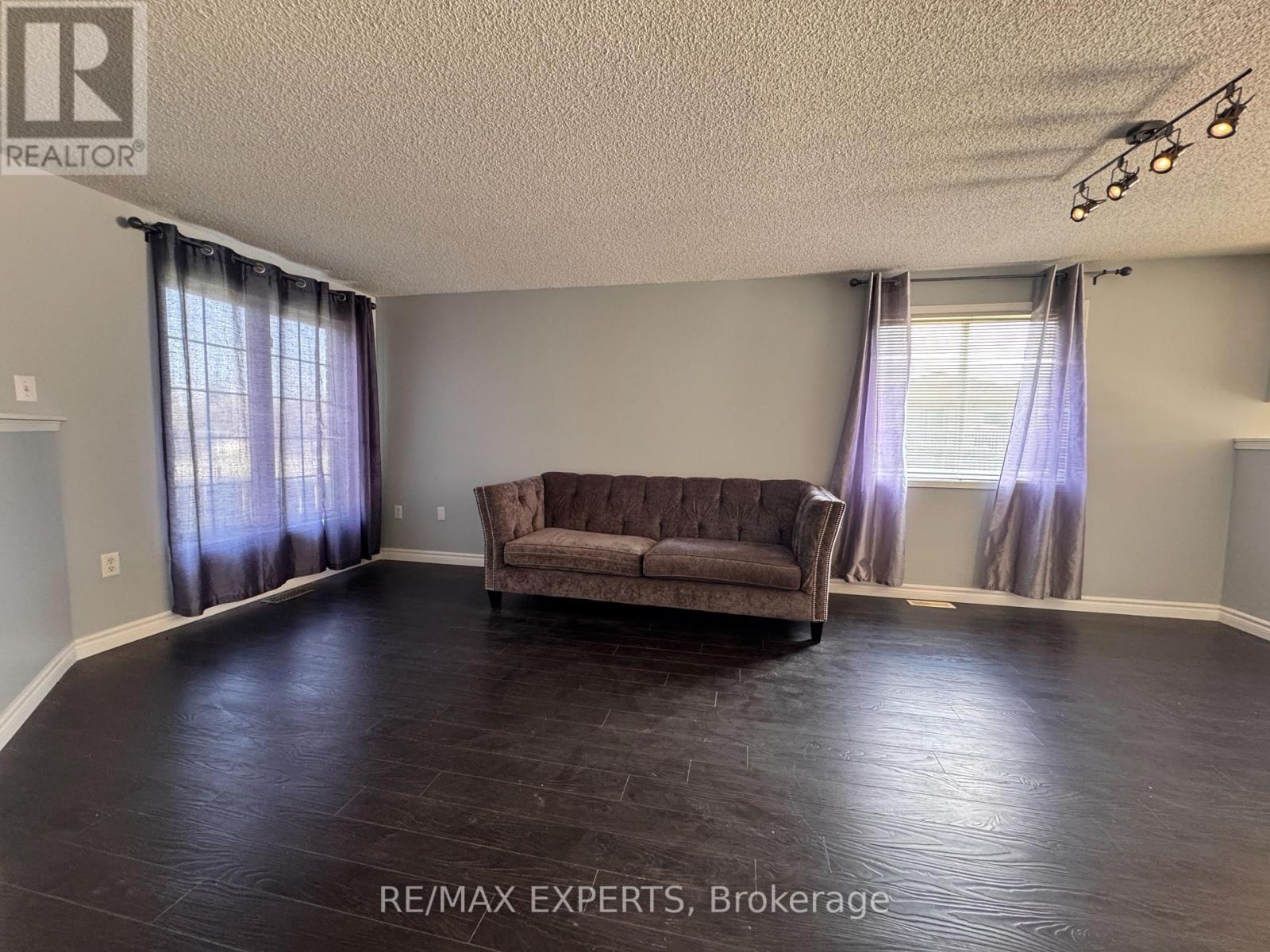 Upper - 4 Ambler Bay, Barrie, Ontario  L4M 7A4 - Photo 3 - S13492770