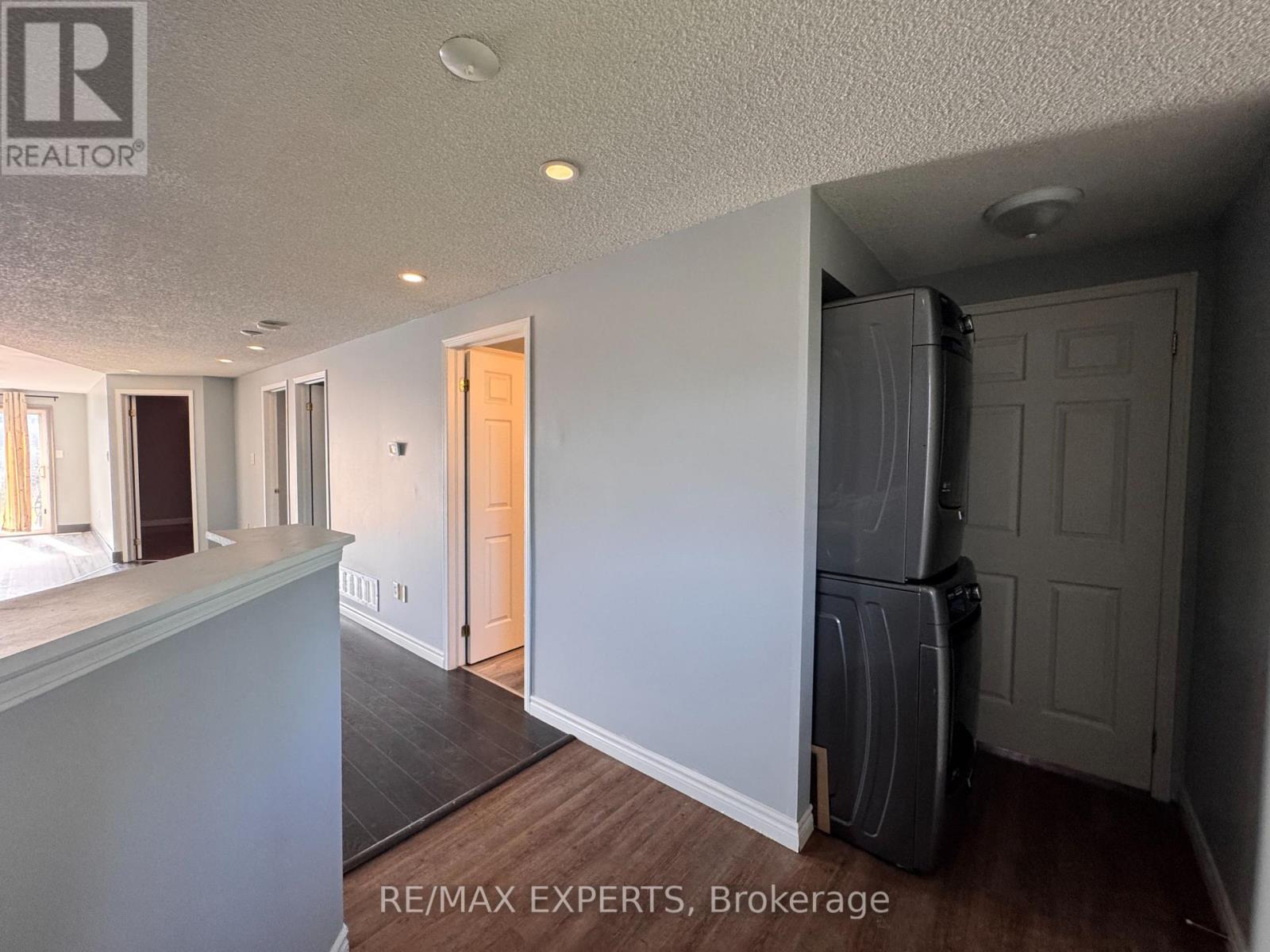 Upper - 4 Ambler Bay, Barrie, Ontario  L4M 7A4 - Photo 2 - S13492770