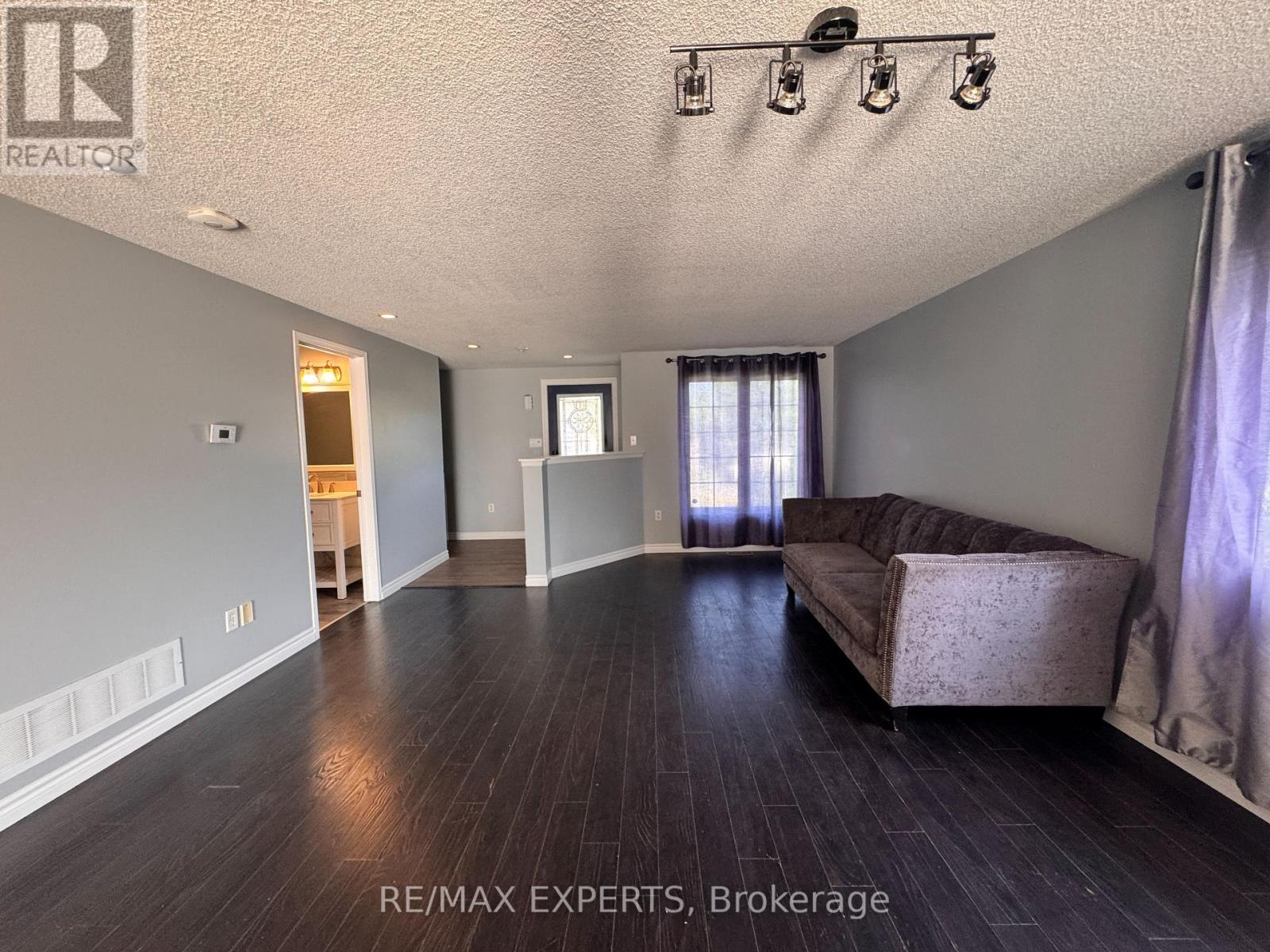 Upper - 4 Ambler Bay, Barrie, Ontario  L4M 7A4 - Photo 8 - S13492770