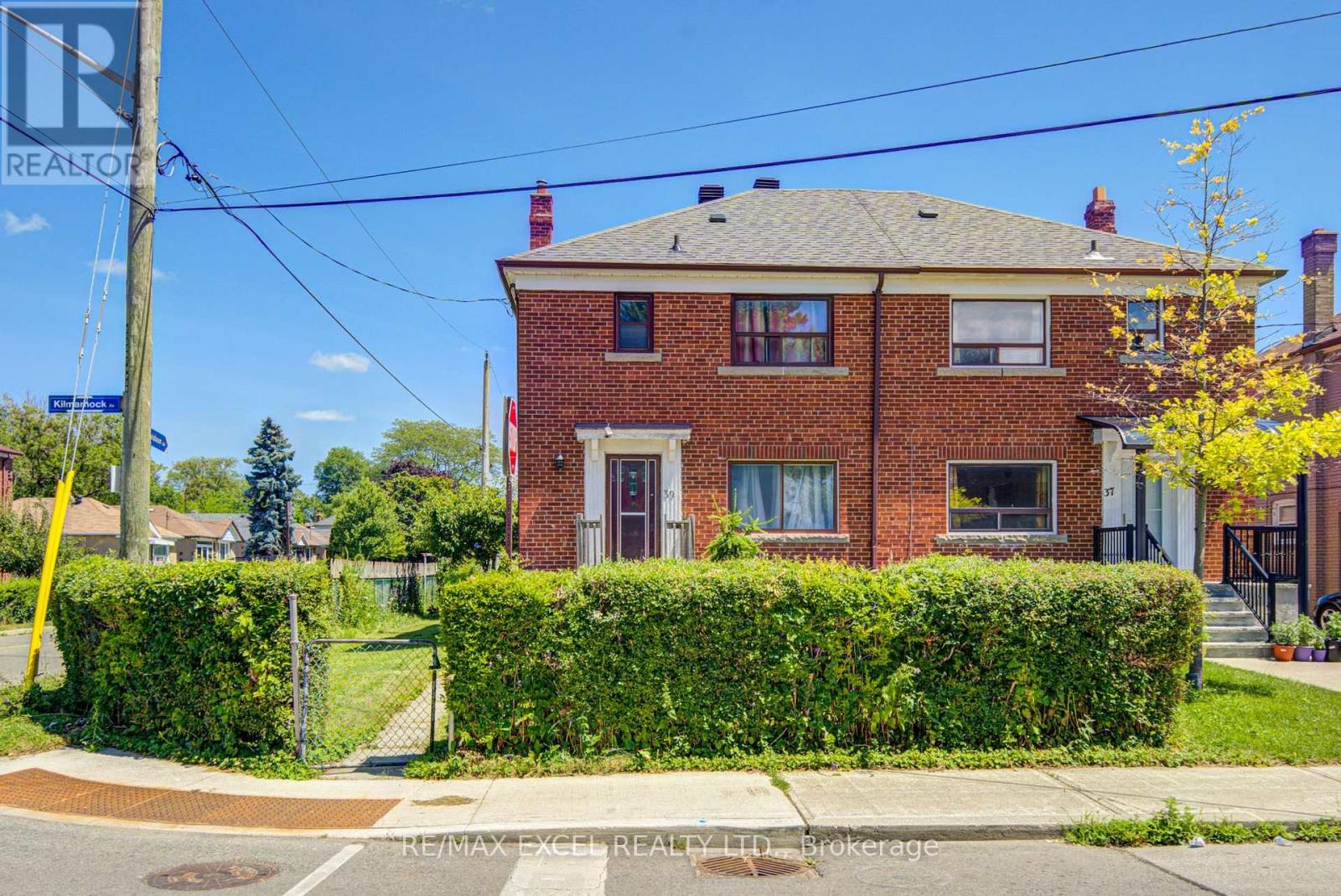 <div class="slider-price">$699,000</div><p>39 Kilmarnock Avenue, Toronto, Ontario</p>