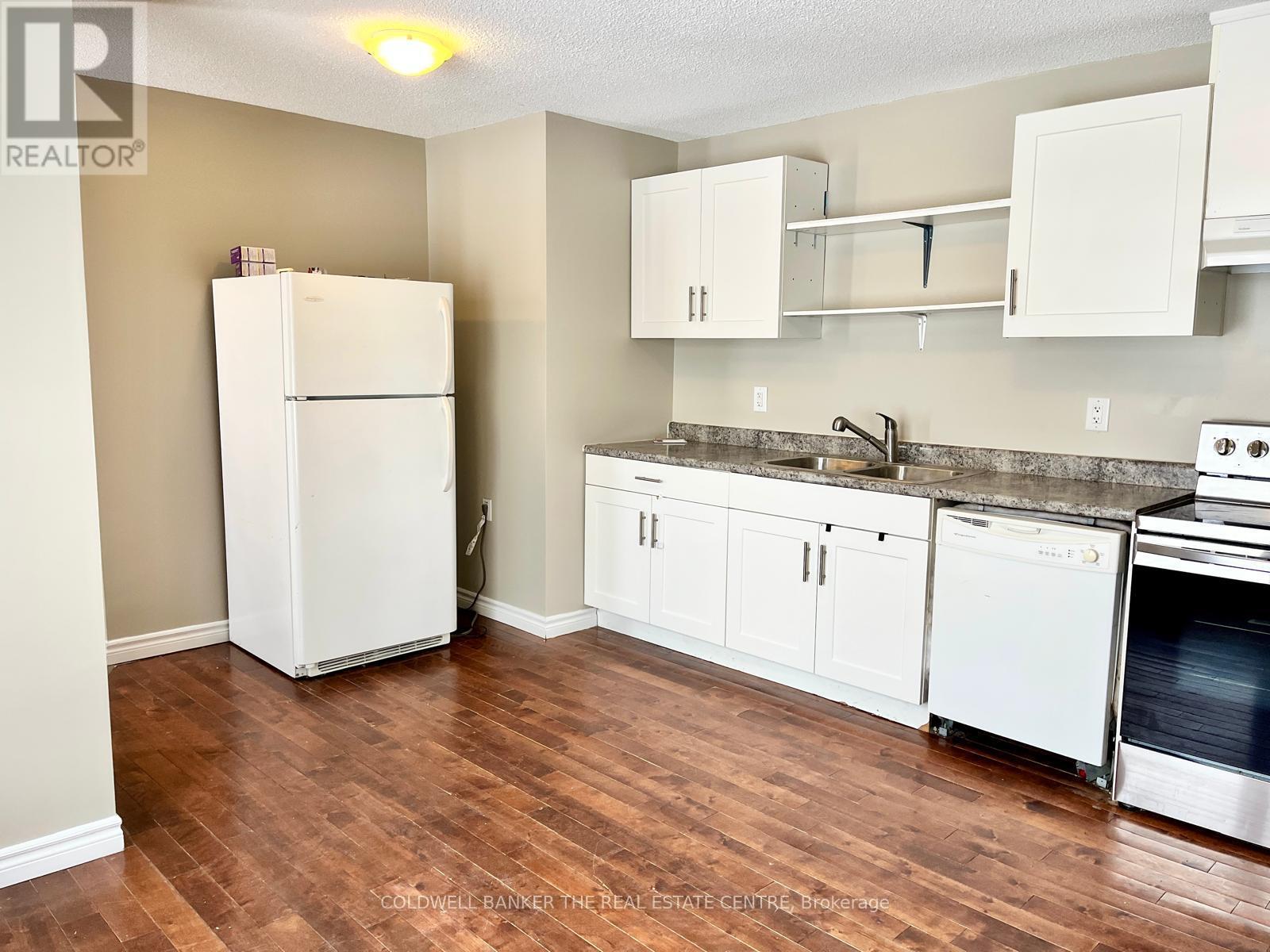 11 Chaucer Crescent, Barrie, Ontario  L4N 4T8 - Photo 3 - S13590654