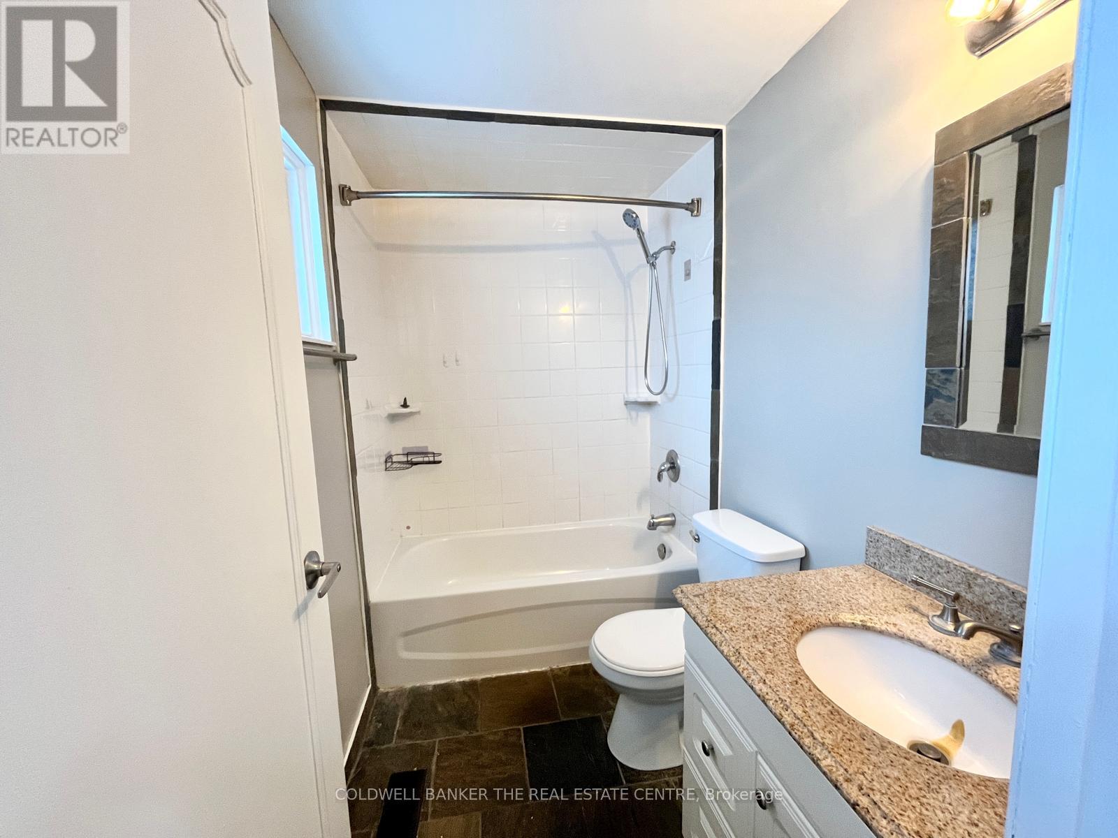 11 Chaucer Crescent, Barrie, Ontario  L4N 4T8 - Photo 5 - S13590654
