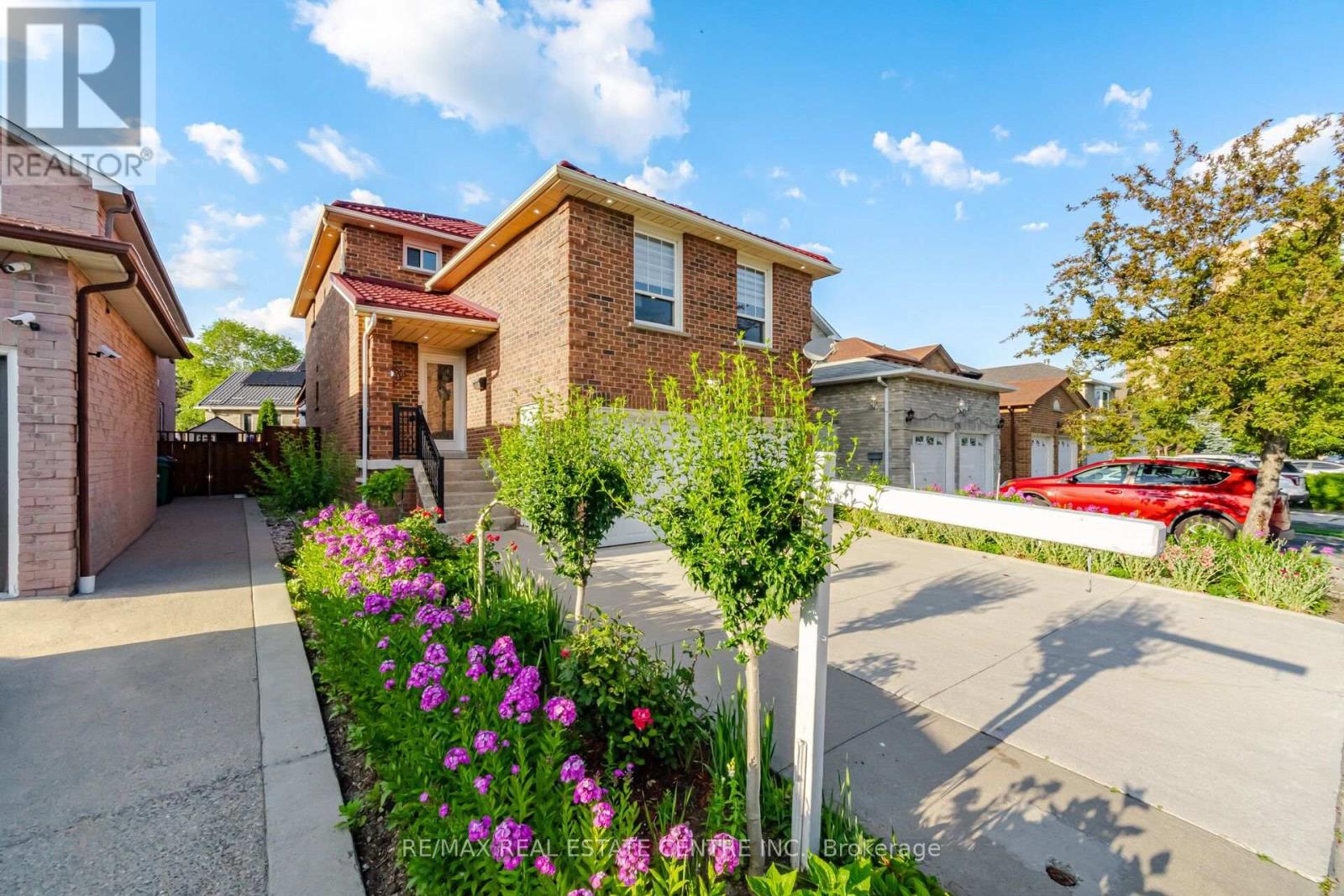 177 Surbray Grove, Mississauga, Ontario L5B 2E2 - Photo 2 - W13590732