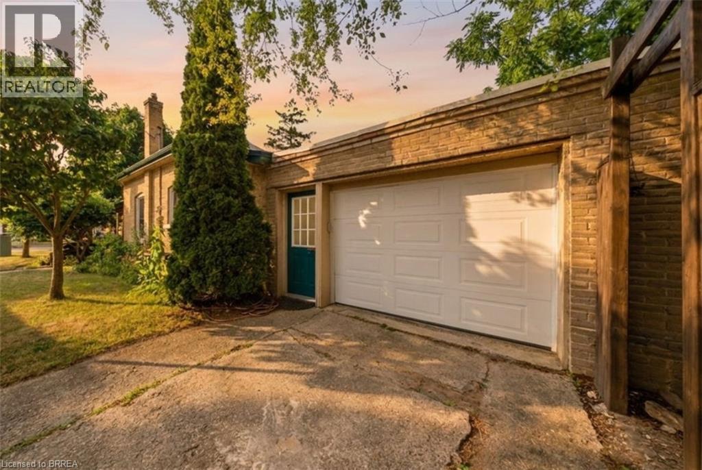 254 Erie Avenue, Brantford, Ontario  N3S 2H2 - Photo 3 - 40848704