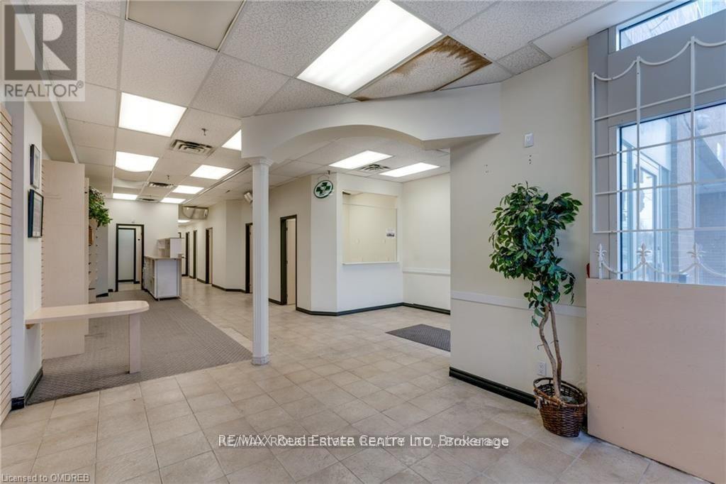 943 O'connor Drive, Toronto, Ontario  M4B 2S7 - Photo 5 - E13591124