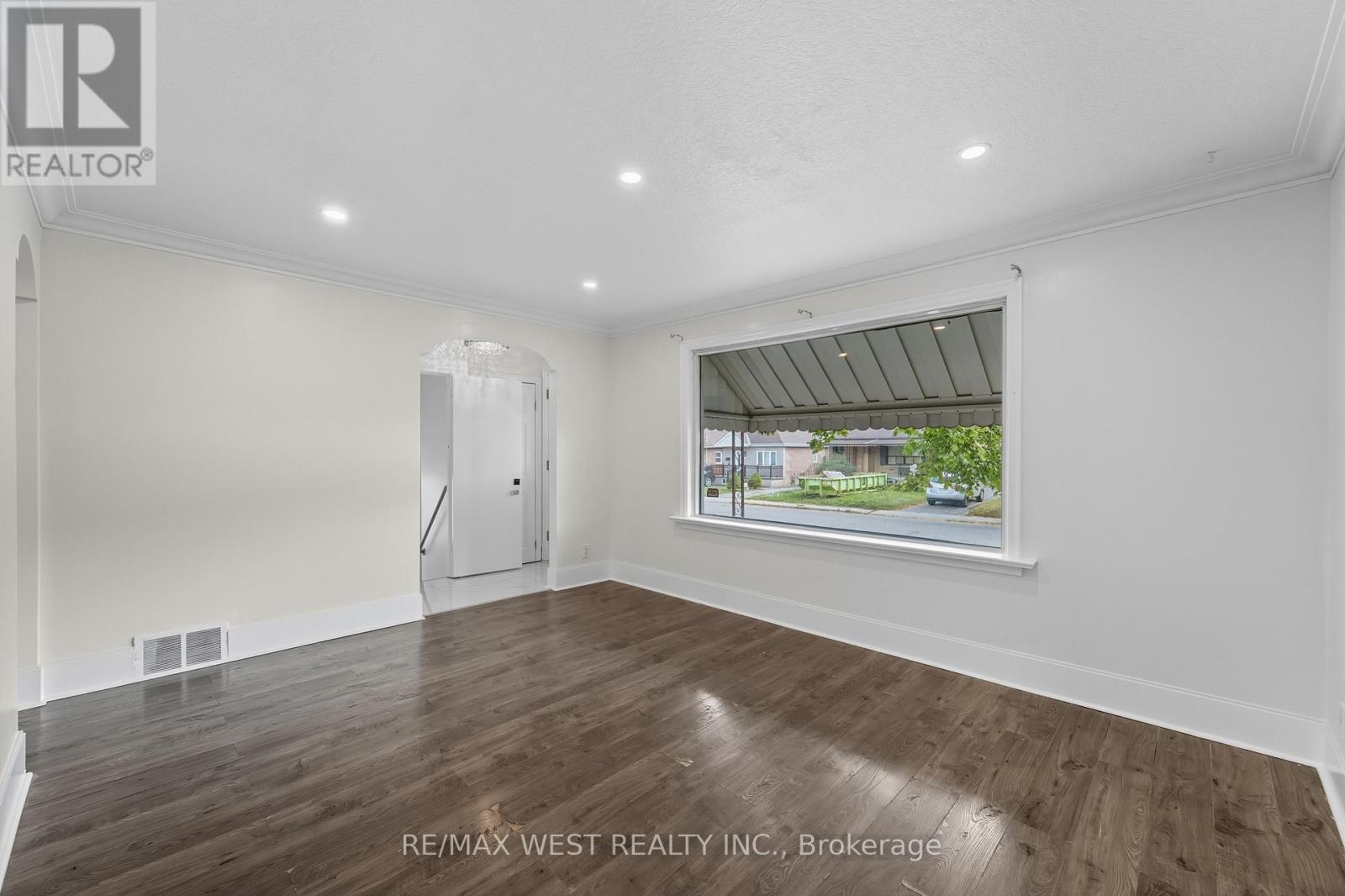 38 Feltham Avenue, Toronto (Rockcliffe-Smythe), Ontario  M6N 2C3 - Photo 12 - W13591136
