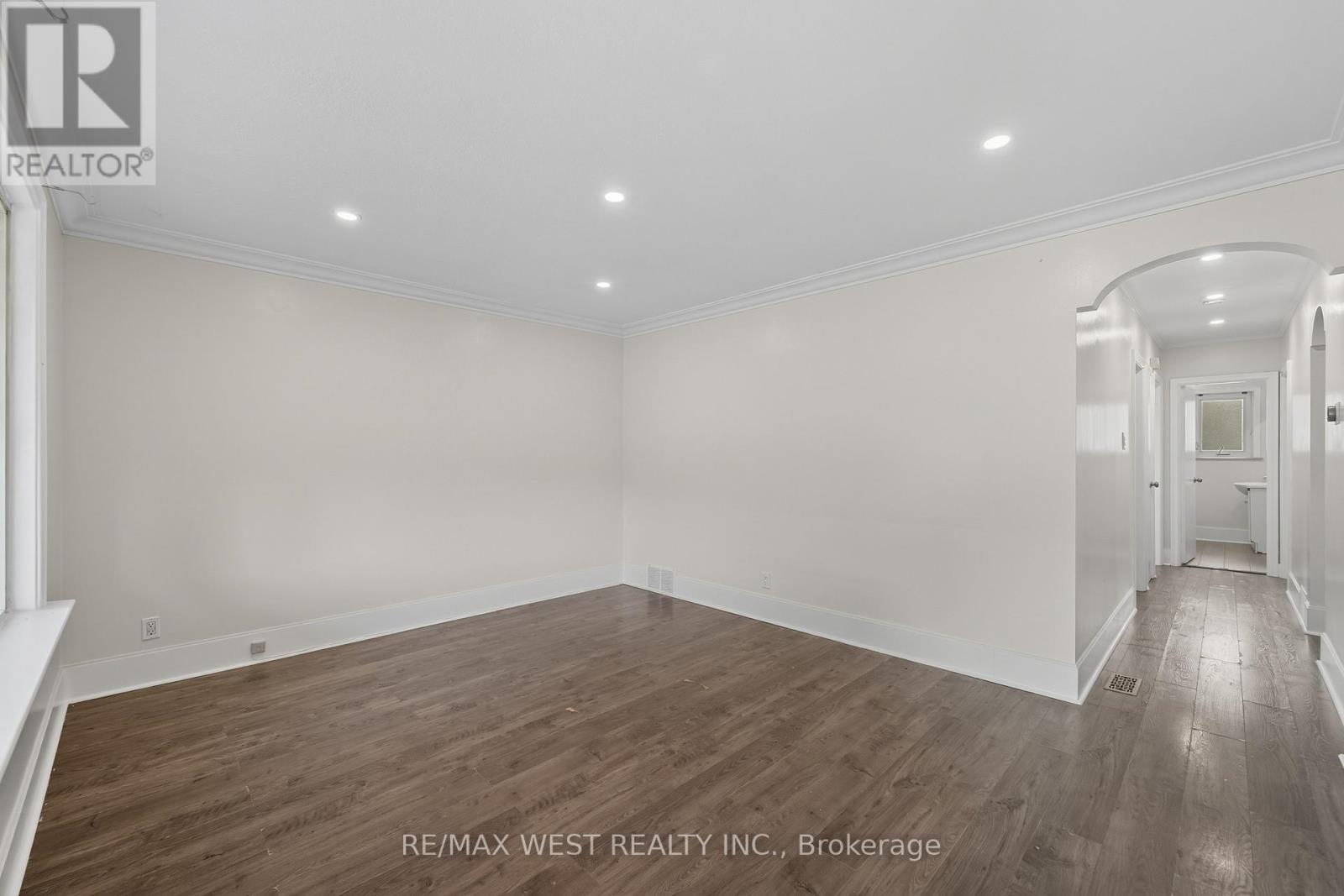 38 Feltham Avenue, Toronto (Rockcliffe-Smythe), Ontario  M6N 2C3 - Photo 13 - W13591136