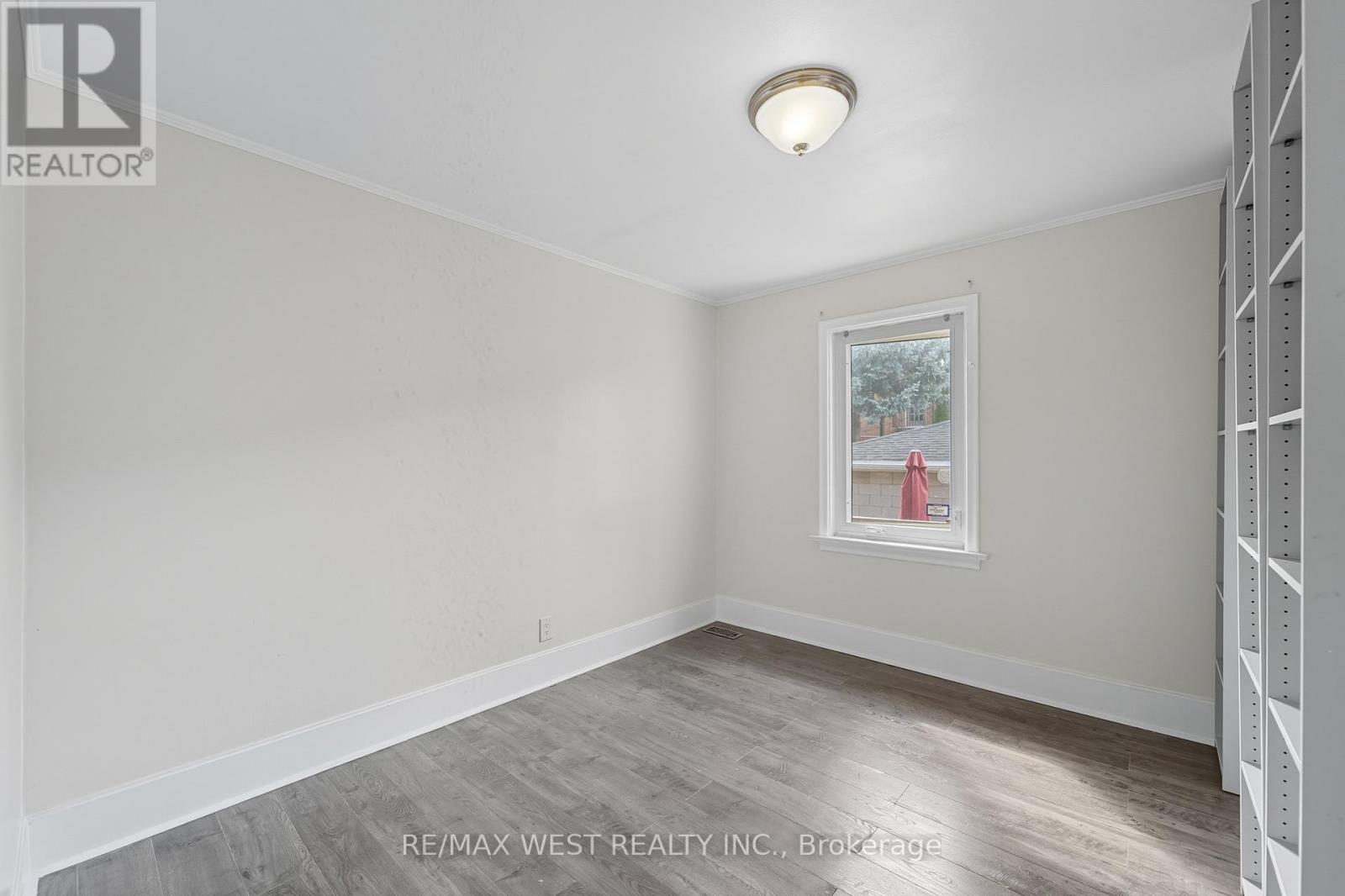 38 Feltham Avenue, Toronto (Rockcliffe-Smythe), Ontario  M6N 2C3 - Photo 19 - W13591136