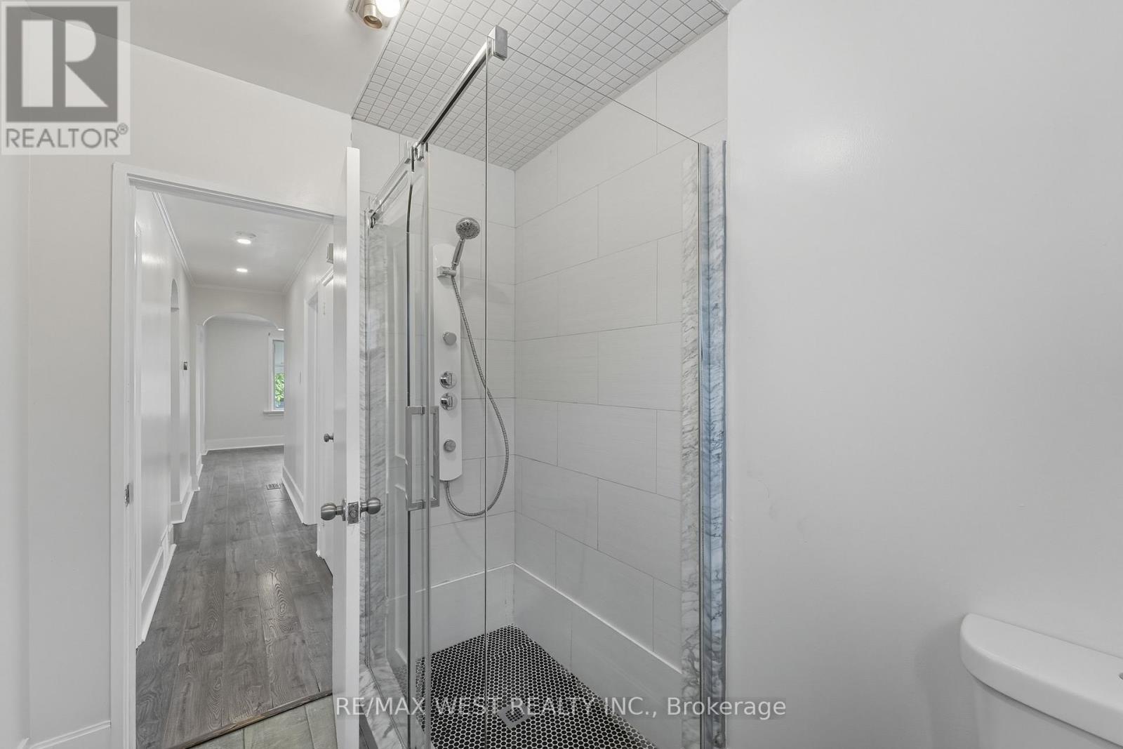 38 Feltham Avenue, Toronto (Rockcliffe-Smythe), Ontario  M6N 2C3 - Photo 24 - W13591136