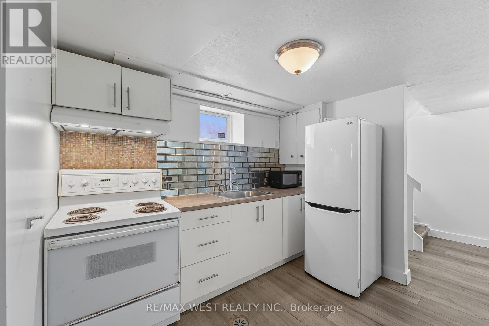 38 Feltham Avenue, Toronto (Rockcliffe-Smythe), Ontario  M6N 2C3 - Photo 32 - W13591136