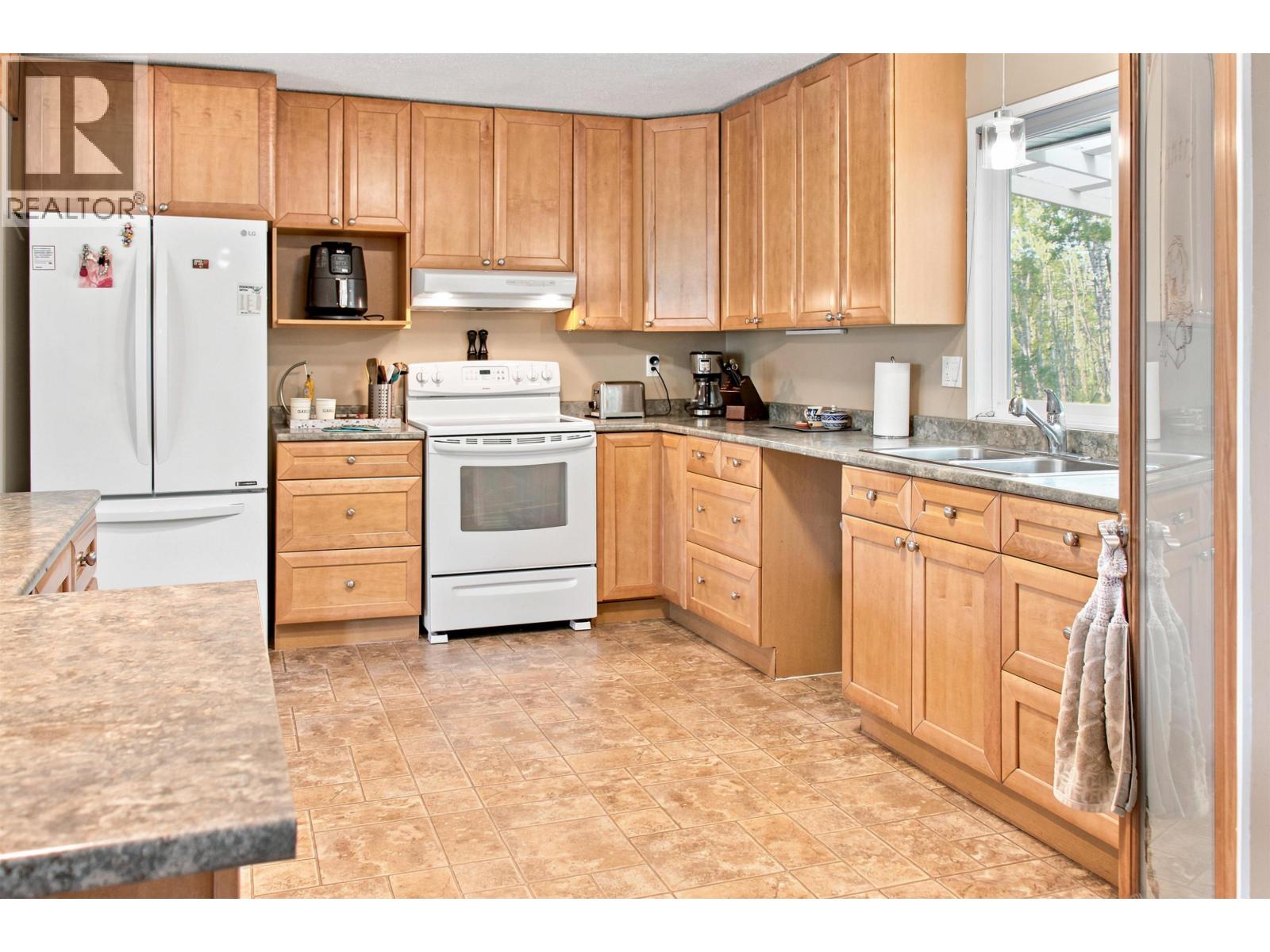 5513 Park Drive, 103 Mile House, British Columbia  V0K 2E1 - Photo 3 - R3148580