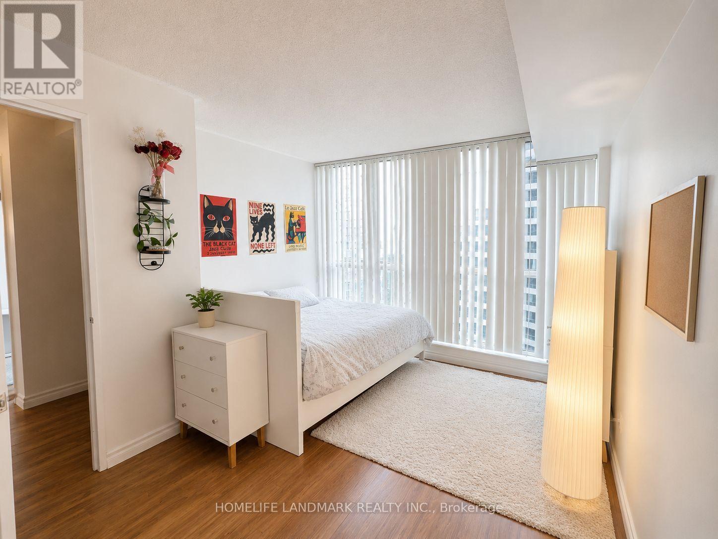 1907 - 24 WELLESLEY STREET W, Toronto, Ontario