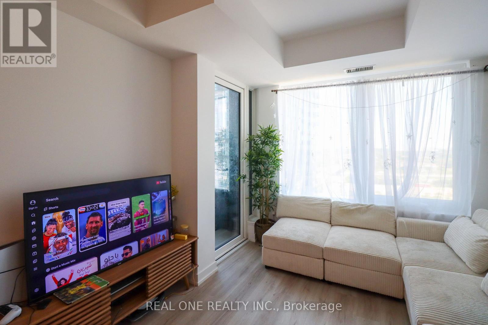 1302 - 395 Square One Drive, Mississauga, Ontario  L5B 0P6 - Photo 5 - W13591346