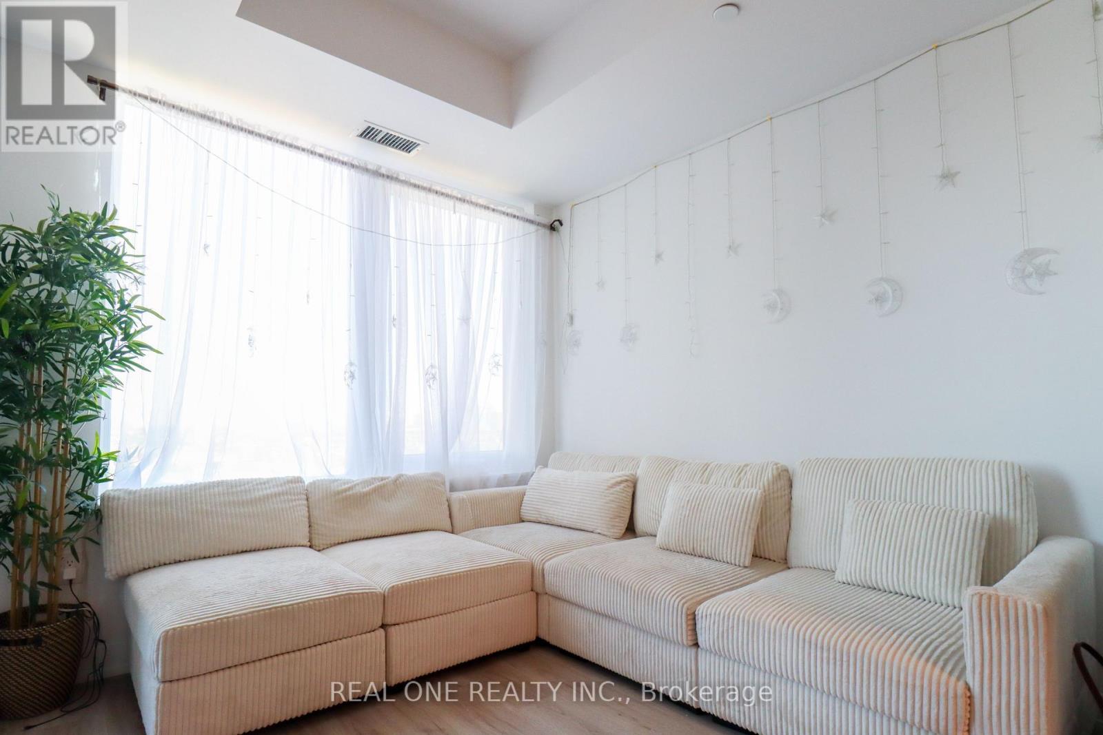 1302 - 395 Square One Drive, Mississauga, Ontario  L5B 0P6 - Photo 6 - W13591346