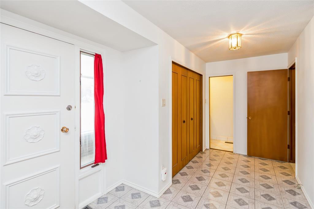 6 St Edmund's Bay, Winnipeg, Manitoba R3T 3M6 - Photo 3 - 202617183