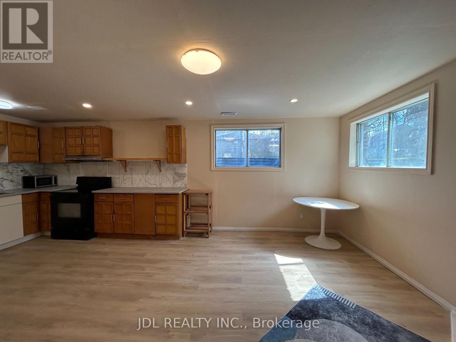 Two-Bedroom Bsmt - 21 Squires Ave Avenue, Toronto, Ontario  M4B 2R2 - Photo 4 - E13591358