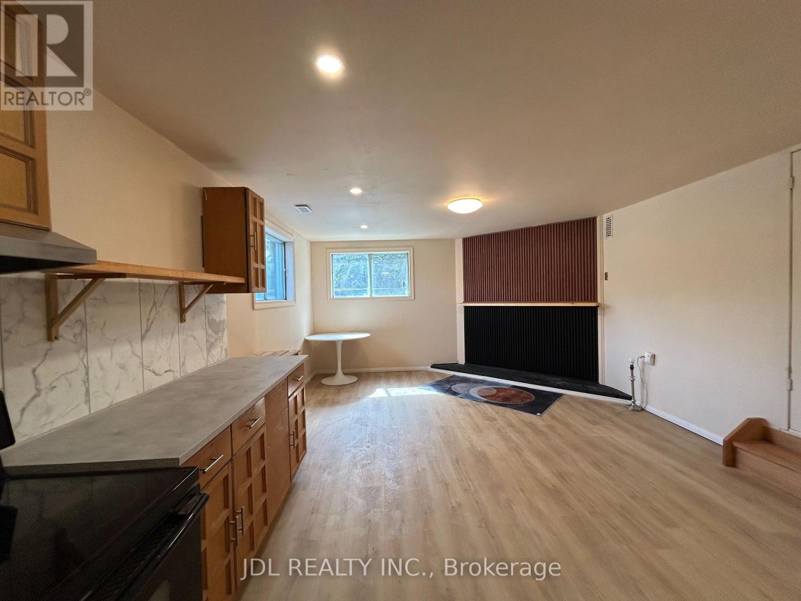 Two-Bedroom Bsmt - 21 Squires Ave Avenue, Toronto, Ontario  M4B 2R2 - Photo 5 - E13591358