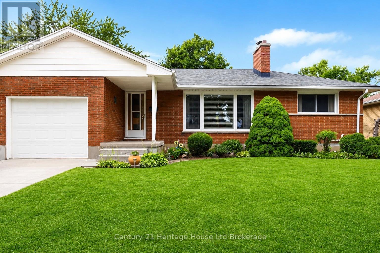 26 Deveron Crescent, London South, Ontario  N5Z 4B1 - Photo 2 - X13591430