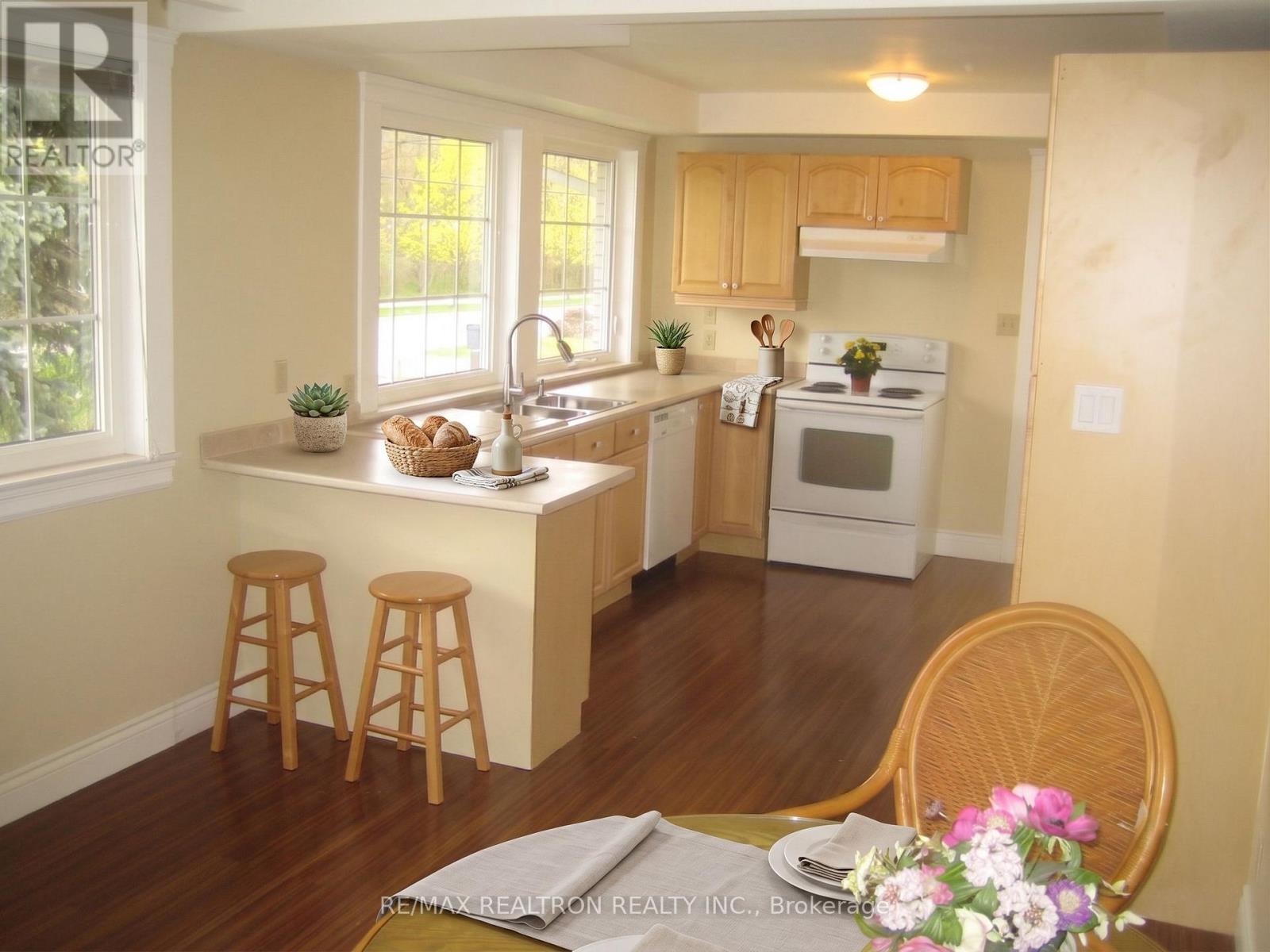 166 Weldrick Road, Richmond Hill, Ontario  L4C 3V1 - Photo 4 - N13591396