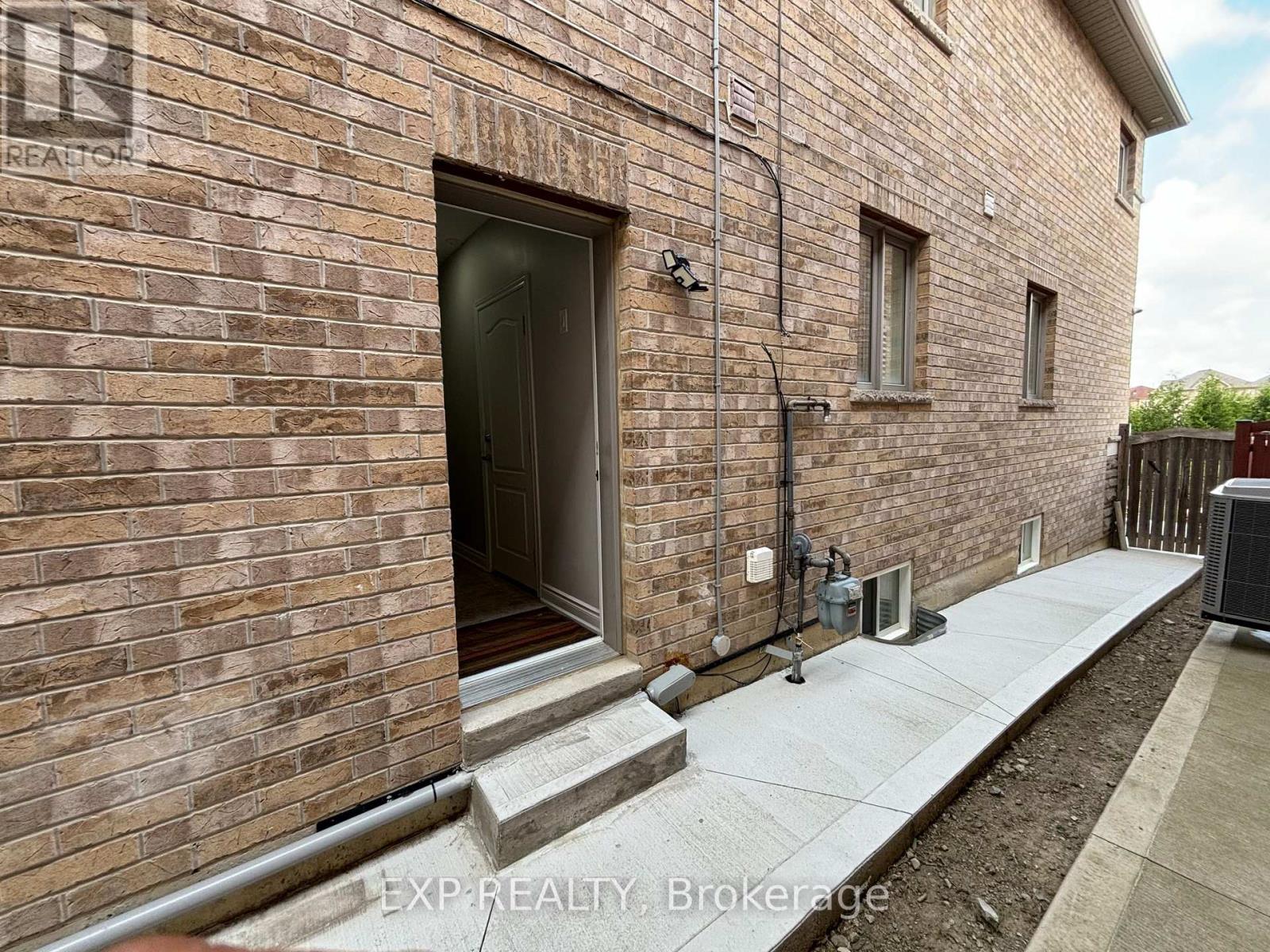 69 Gardenbrooke Trail, Brampton, Ontario L6P 3J3 - Photo 13 - W13591446