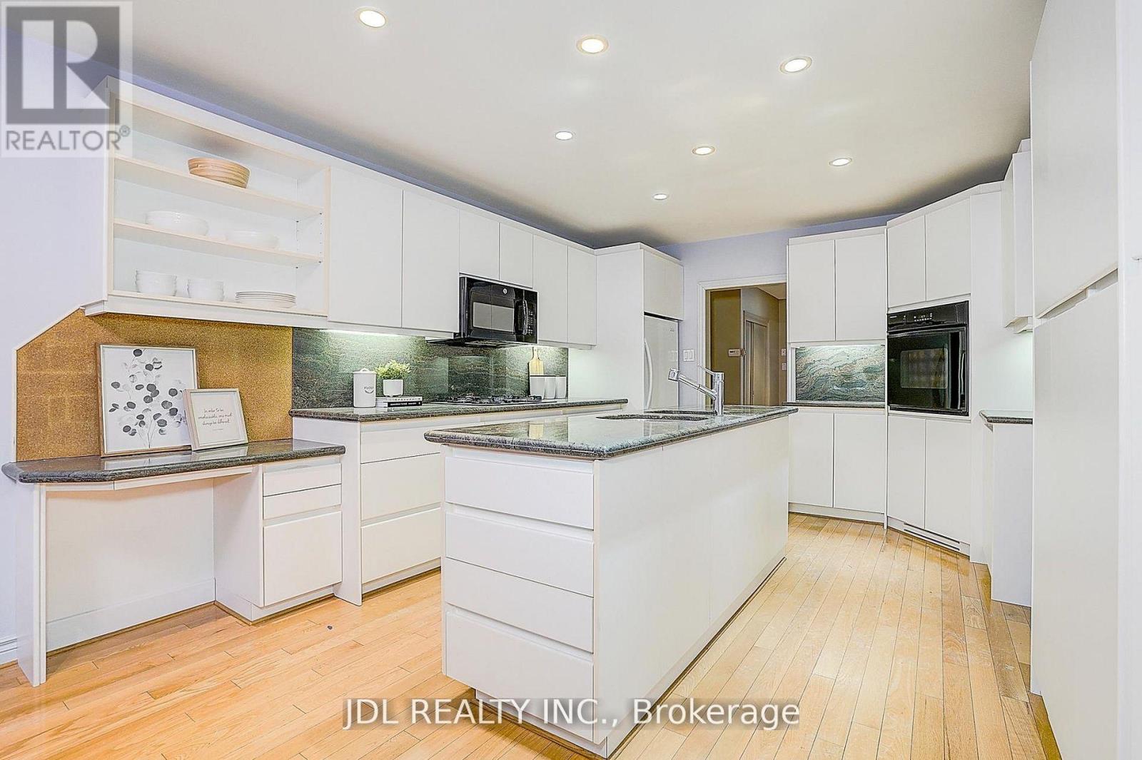 87 Munro Boulevard, Toronto, Ontario  M2P 1C5 - Photo 12 - C13591566