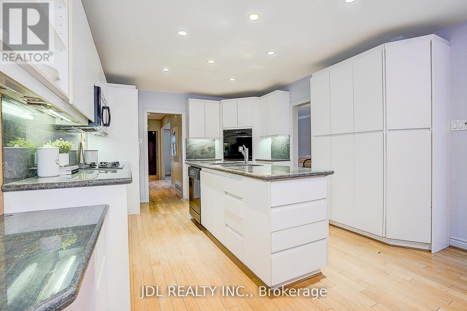 87 Munro Boulevard, Toronto, Ontario  M2P 1C5 - Photo 13 - C13591566