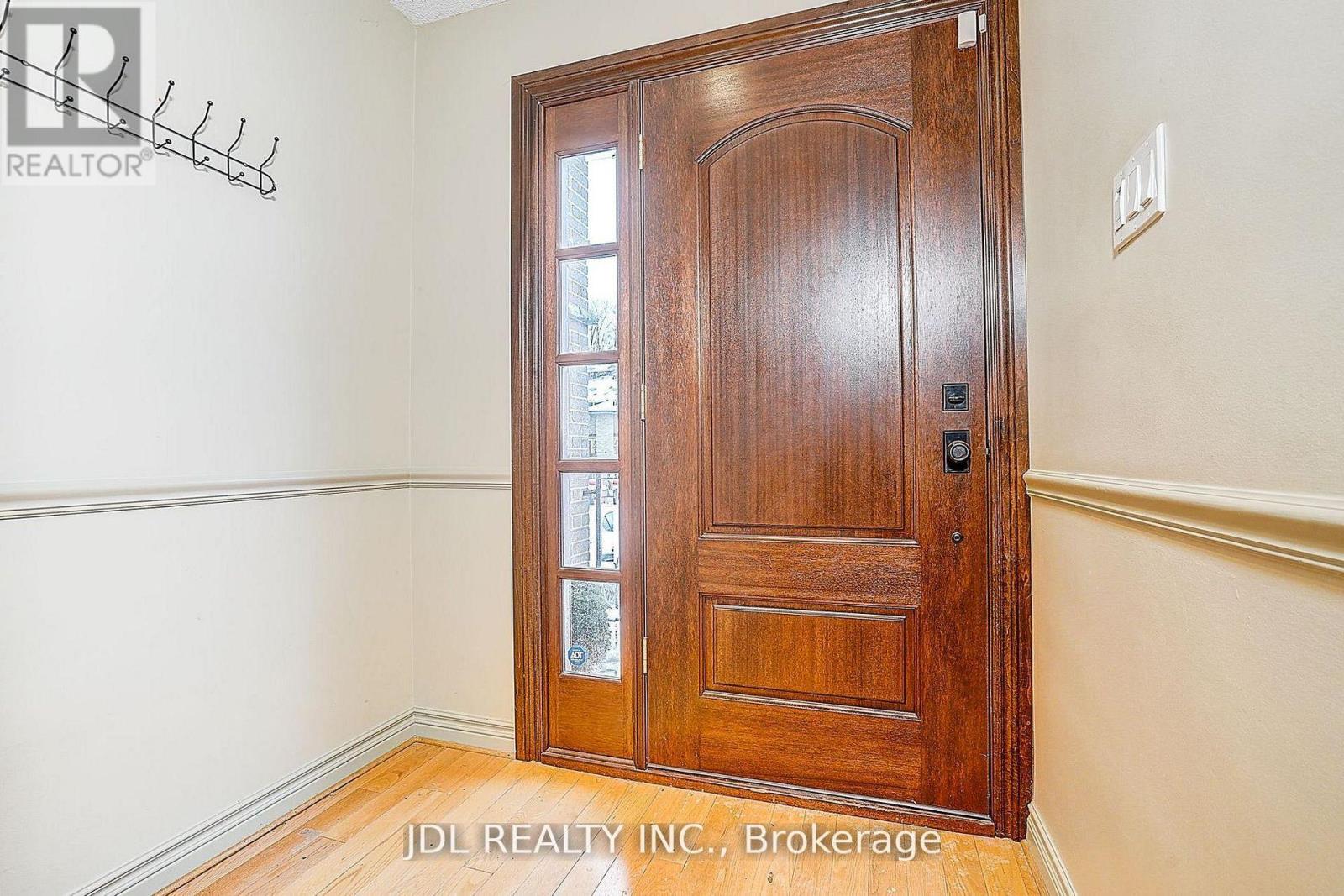 87 Munro Boulevard, Toronto, Ontario  M2P 1C5 - Photo 2 - C13591566