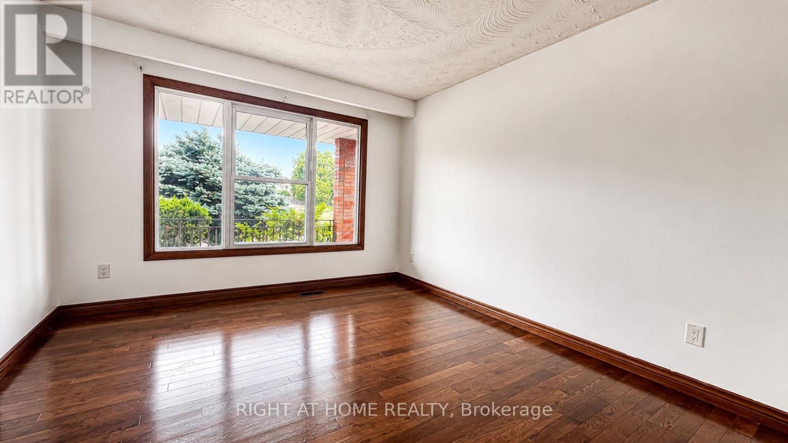 Upper - 39 Lisgar Court, Hamilton, Ontario  L8T 4Y4 - Photo 4 - X13591644