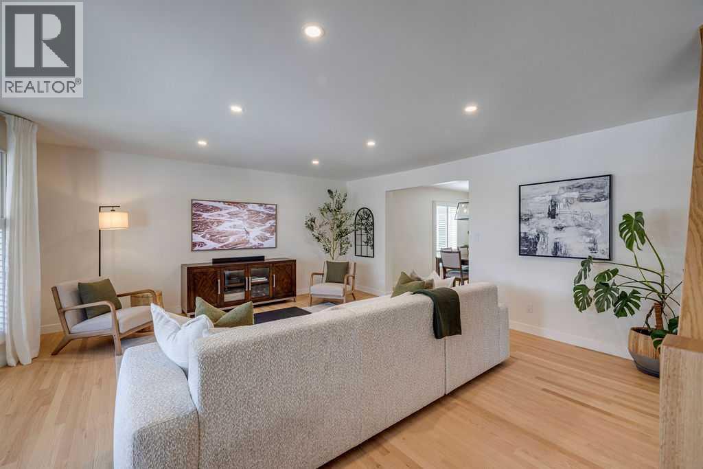 23 Woodgrove Crescent SW, Calgary, Alberta  t2w 3y9 - Photo 4 - A2328920