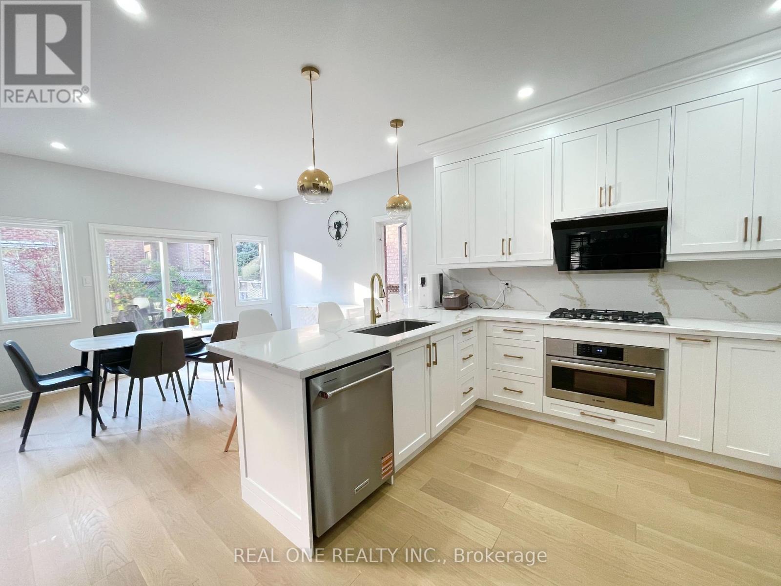 One Ensuite On Second Fl - 485 English Rose Lane, Oakville, Ontario  L6H 7A3 - Photo 2 - W13591954