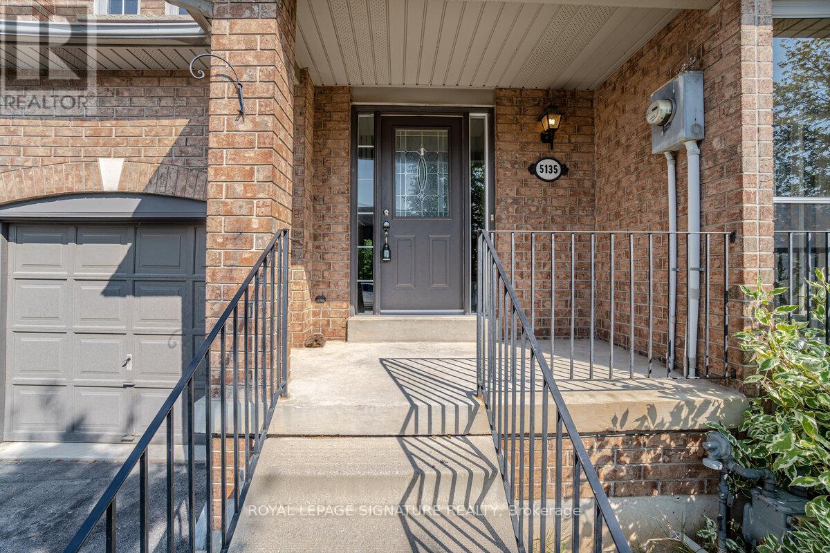 5135 Falconcrest Drive, Burlington, Ontario  L7L 6K4 - Photo 2 - W13591980