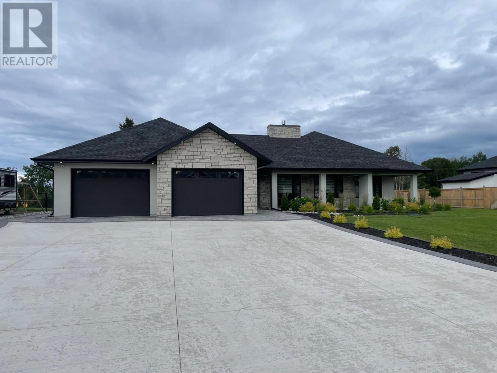 2082 Magnolia Dr, Thunder Bay, Ontario  P7K 0J3 - Photo 1 - TB2602055