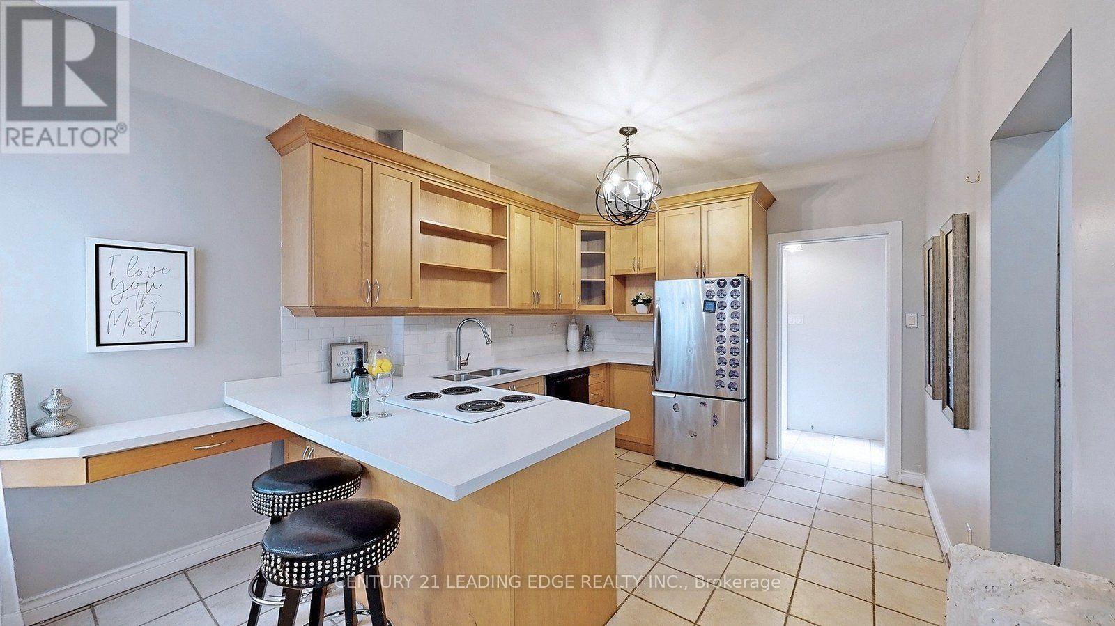 Upper Level - 233 Borden Street, Toronto, Ontario  M5S 2N5 - Photo 8 - C13592548
