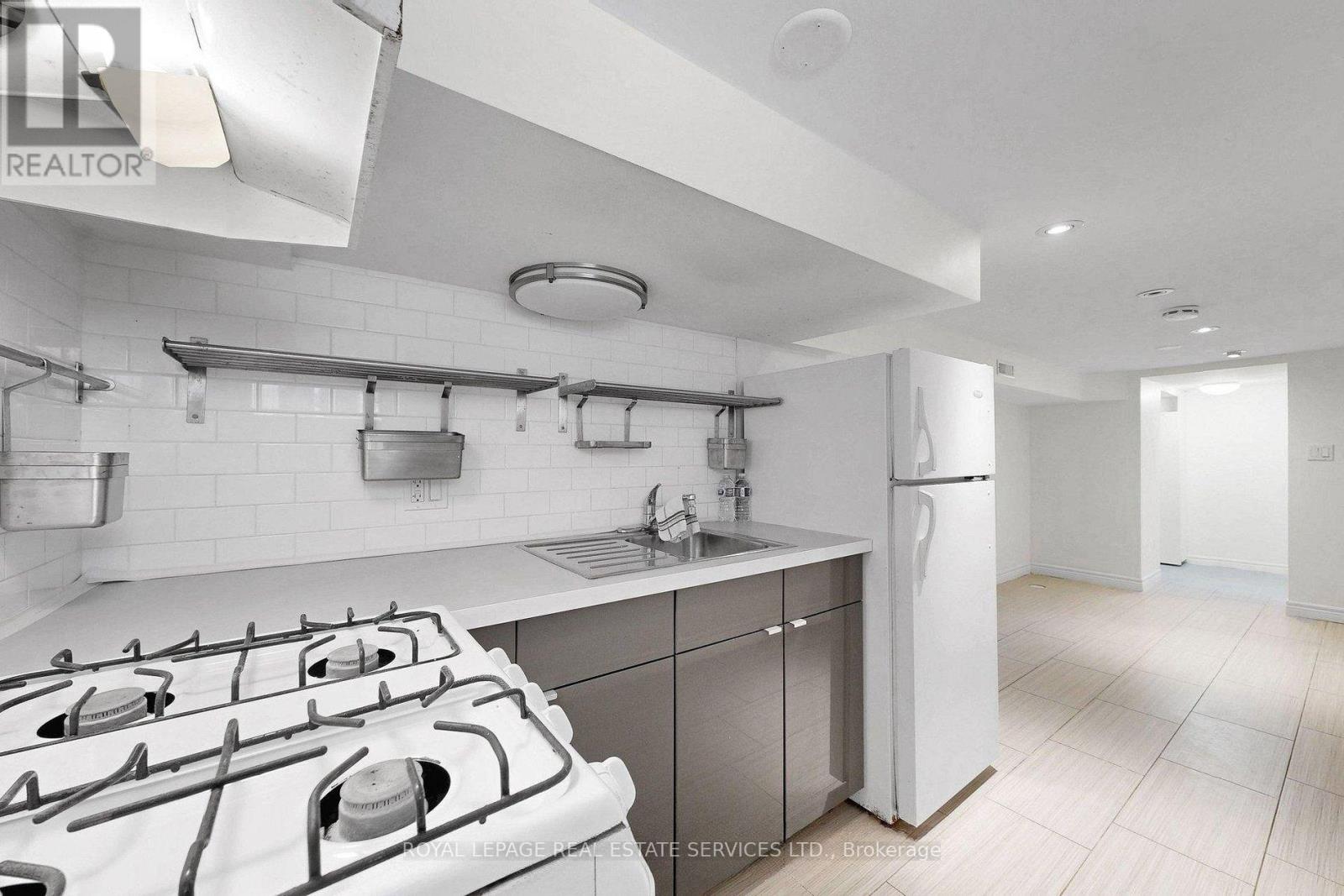 Lower - 119 Essex Street, Toronto, Ontario  M6G 1T4 - Photo 6 - W13592506