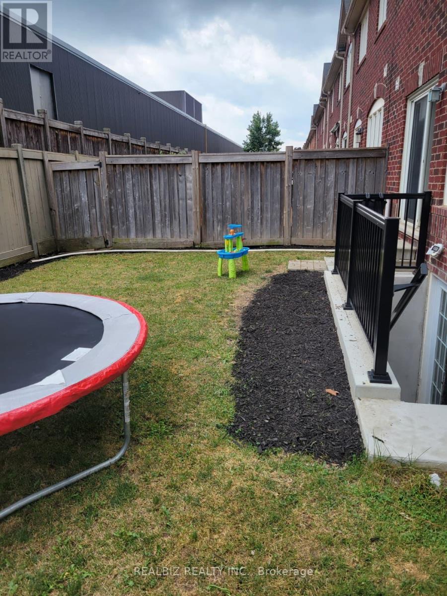 301 Chuchmach Close, Milton, Ontario  L9T 8B3 - Photo 5 - W13592820